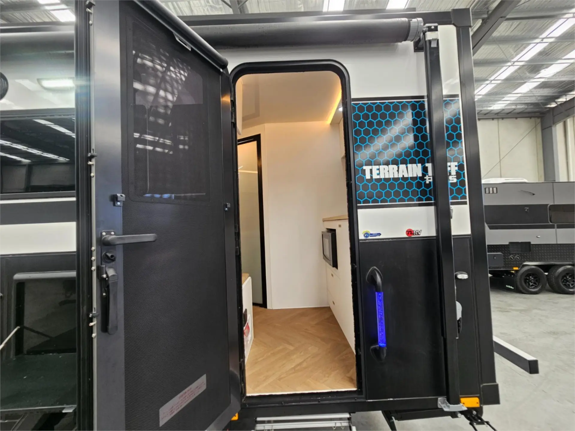 https://media-caravea.syd1.digitaloceanspaces.com/caravans/95EIC16634/exterior-23.webp
