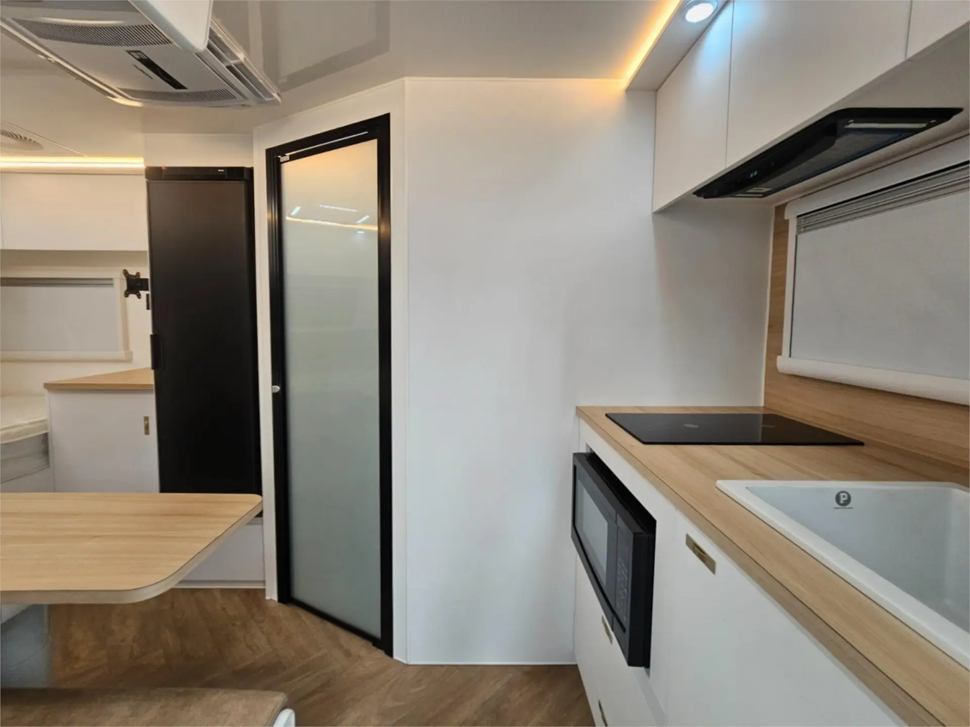 https://media-caravea.syd1.digitaloceanspaces.com/caravans/95EIC16634/exterior-29.webp