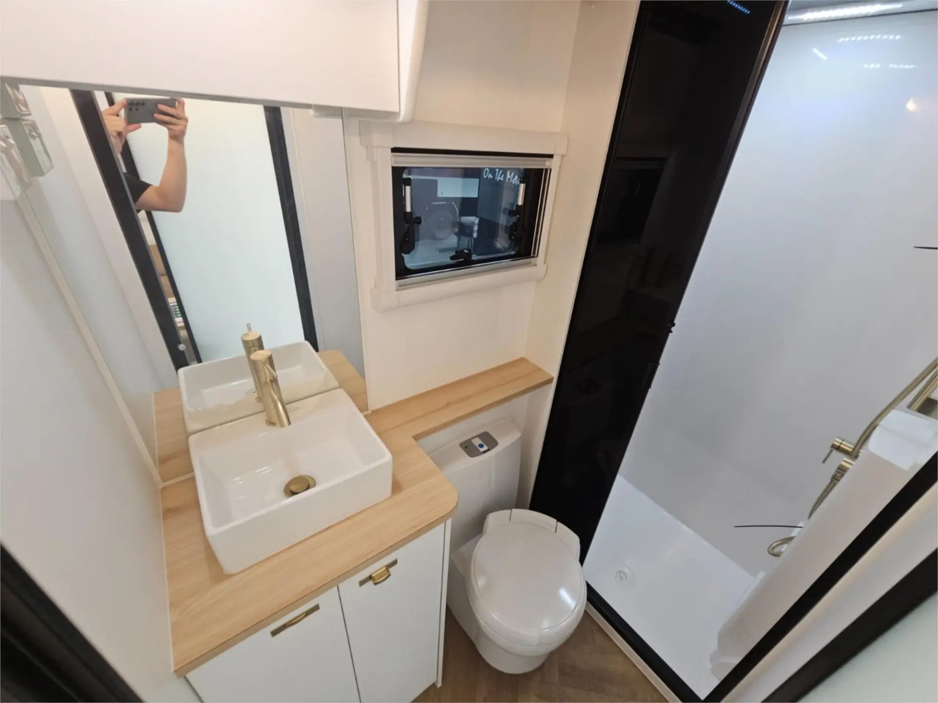 https://media-caravea.syd1.digitaloceanspaces.com/caravans/95EIC16634/exterior-3.webp