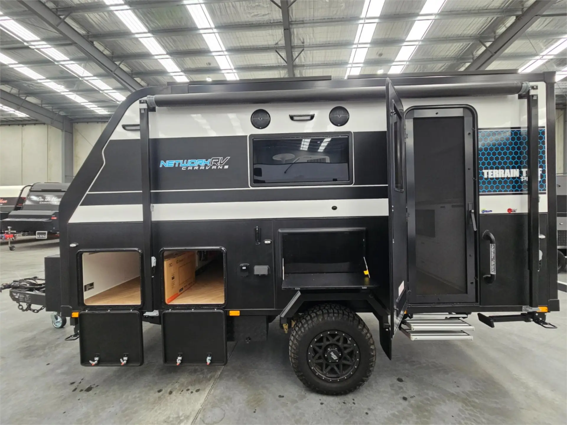 https://media-caravea.syd1.digitaloceanspaces.com/caravans/95EIC16634/exterior-33.webp