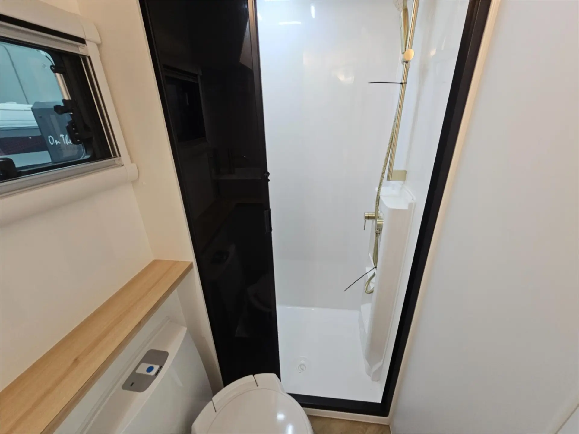 https://media-caravea.syd1.digitaloceanspaces.com/caravans/95EIC16634/exterior-4.webp