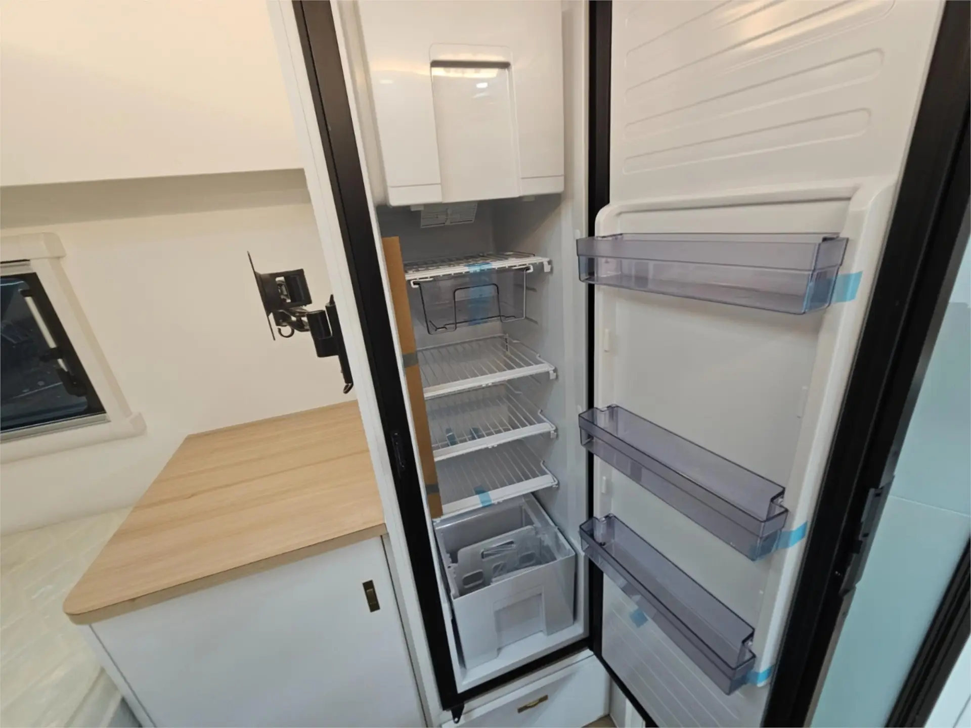 https://media-caravea.syd1.digitaloceanspaces.com/caravans/95EIC16634/exterior-5.webp