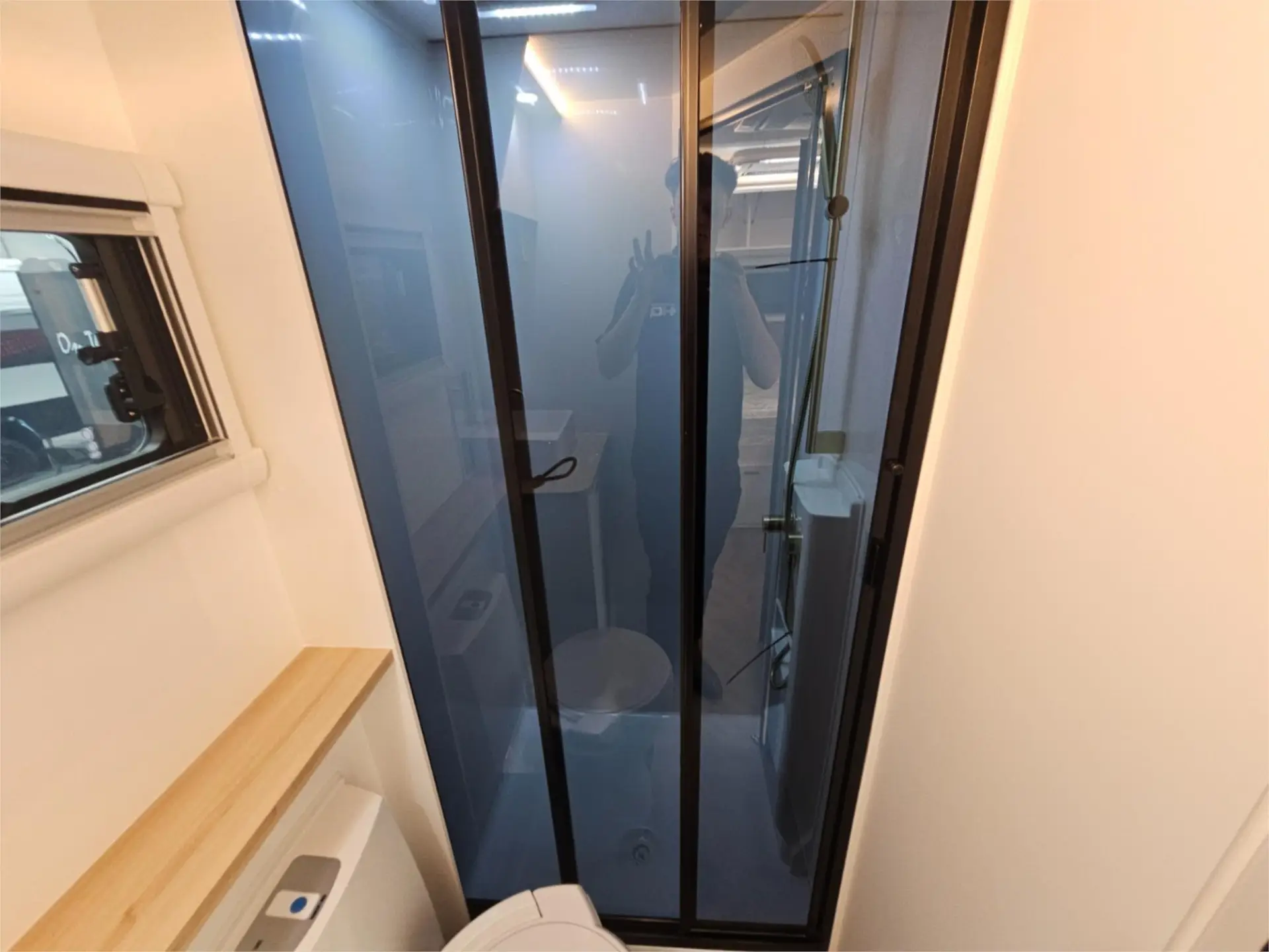https://media-caravea.syd1.digitaloceanspaces.com/caravans/95EIC16634/exterior-7.webp