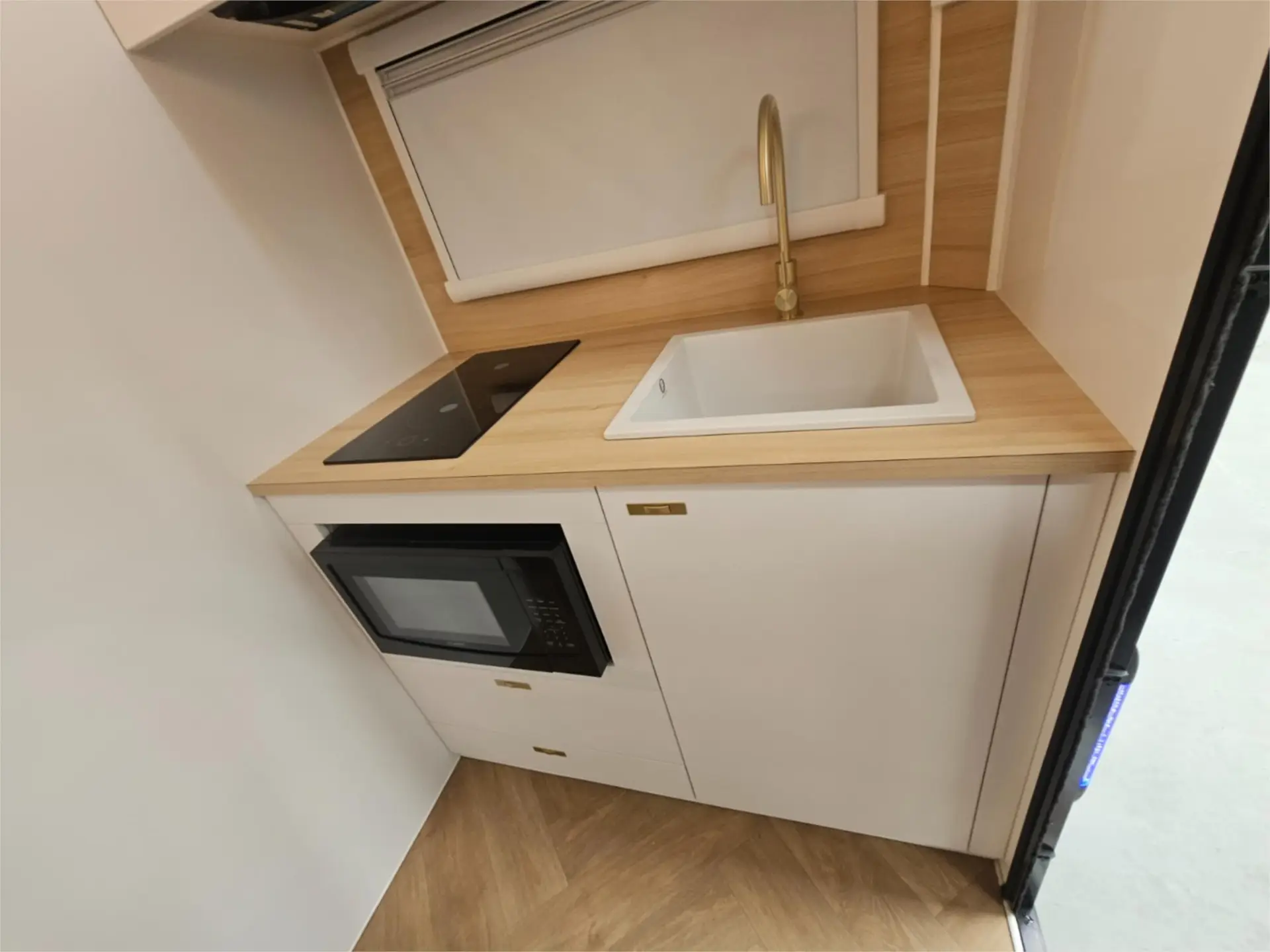 https://media-caravea.syd1.digitaloceanspaces.com/caravans/95EIC16634/exterior-8.webp