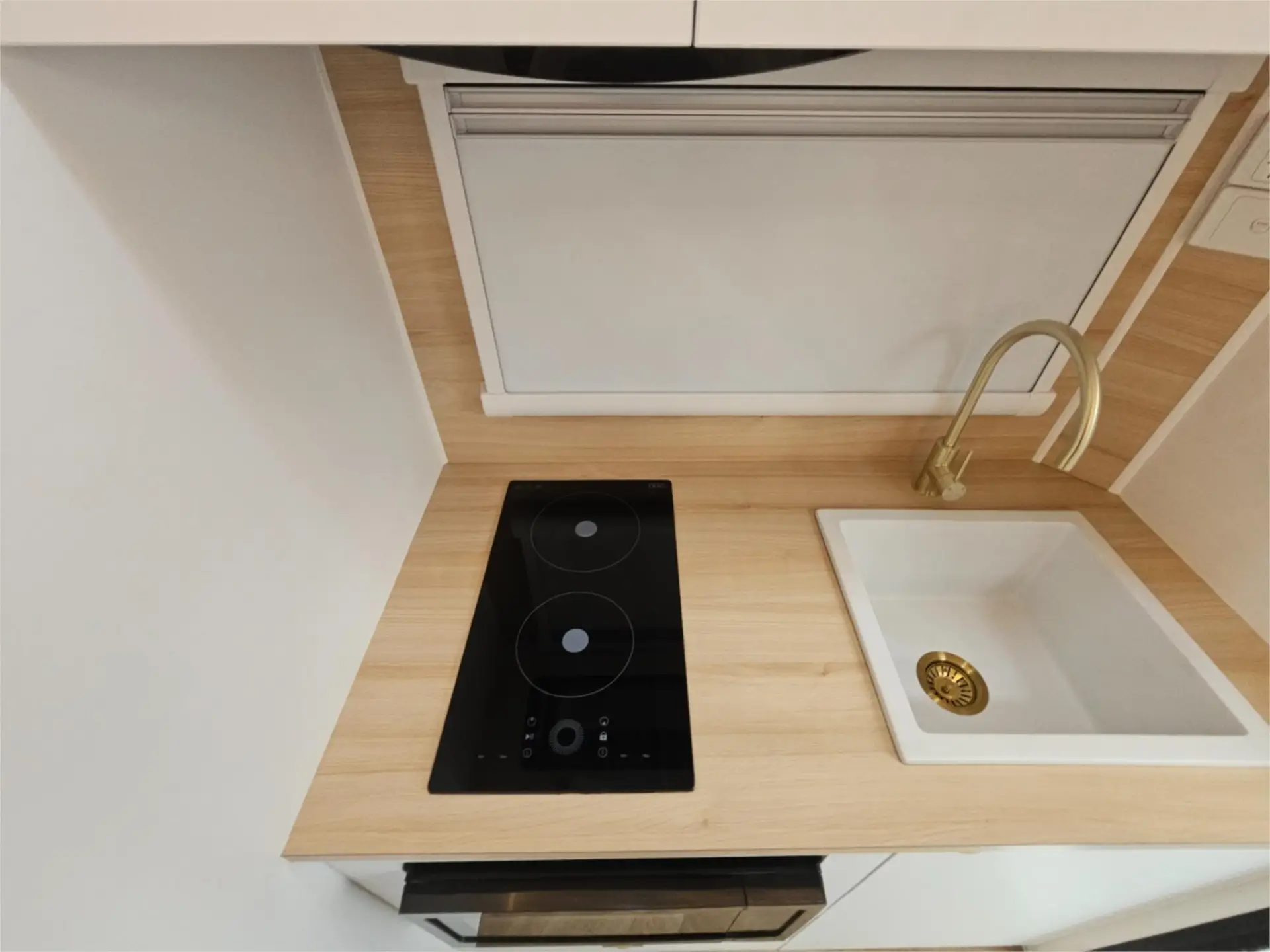 https://media-caravea.syd1.digitaloceanspaces.com/caravans/95EIC16634/exterior-9.webp