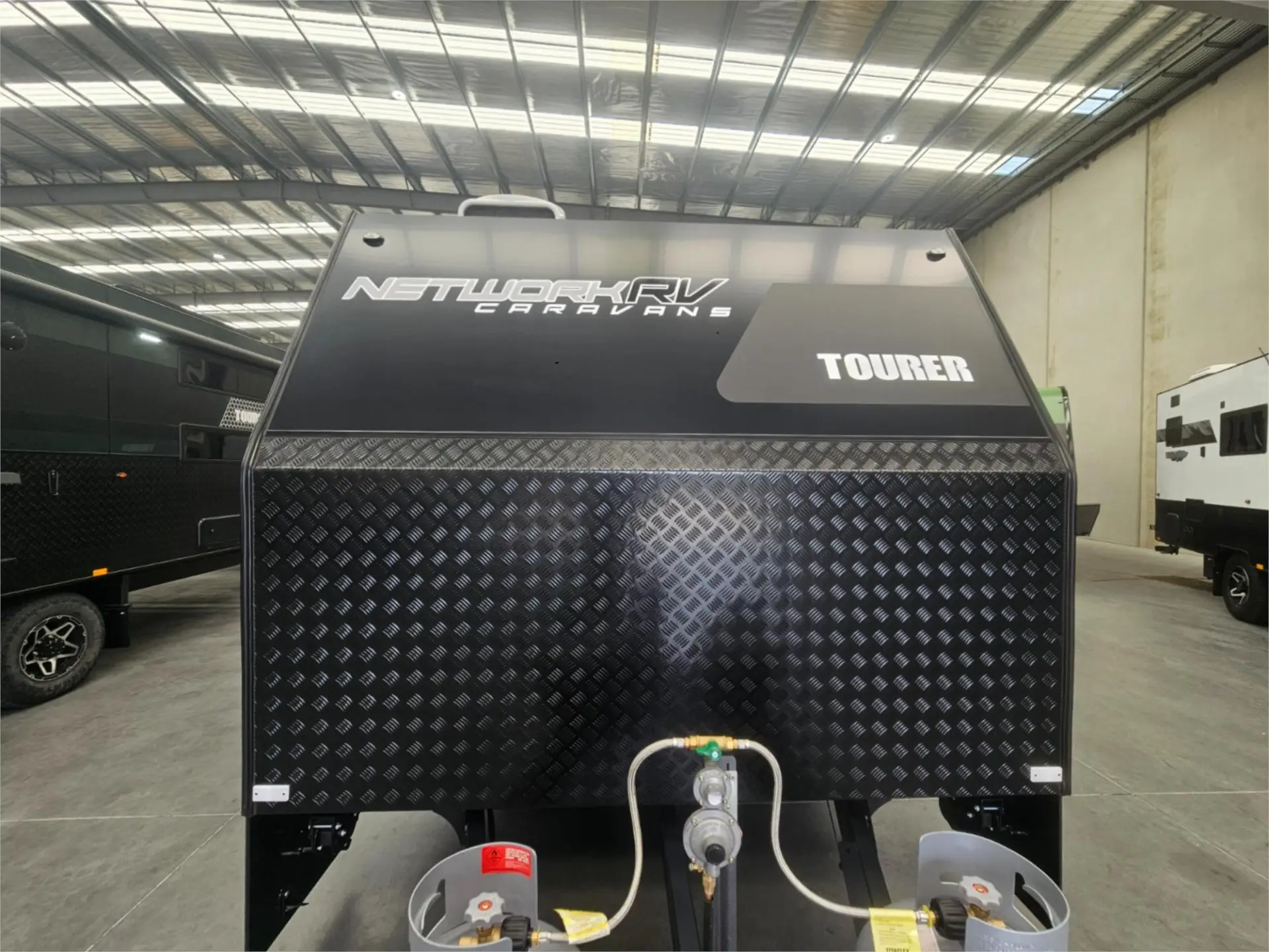 https://media-caravea.syd1.digitaloceanspaces.com/caravans/95EIC16849/exterior-12.webp