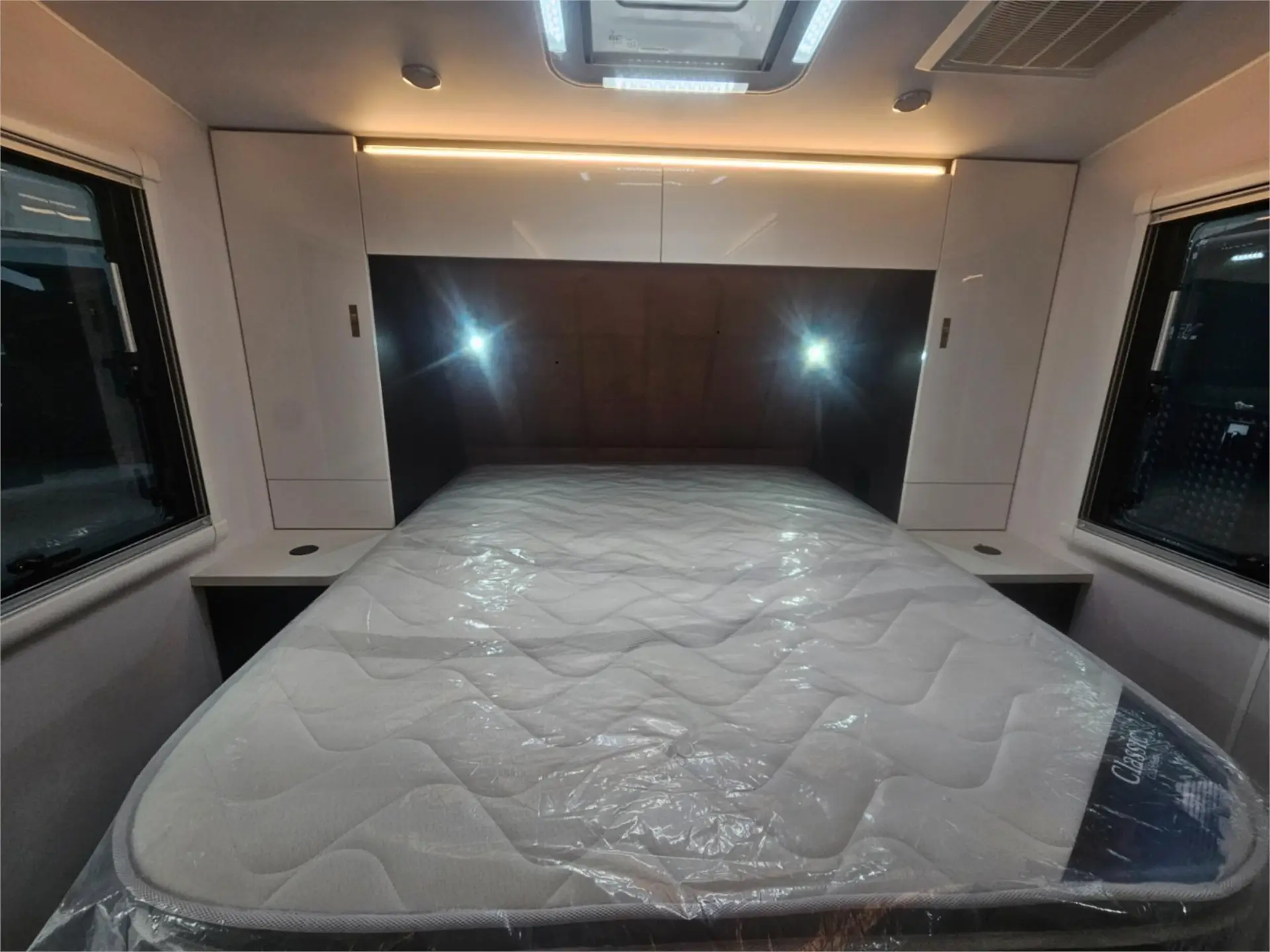 https://media-caravea.syd1.digitaloceanspaces.com/caravans/95EIC16849/exterior-15.webp