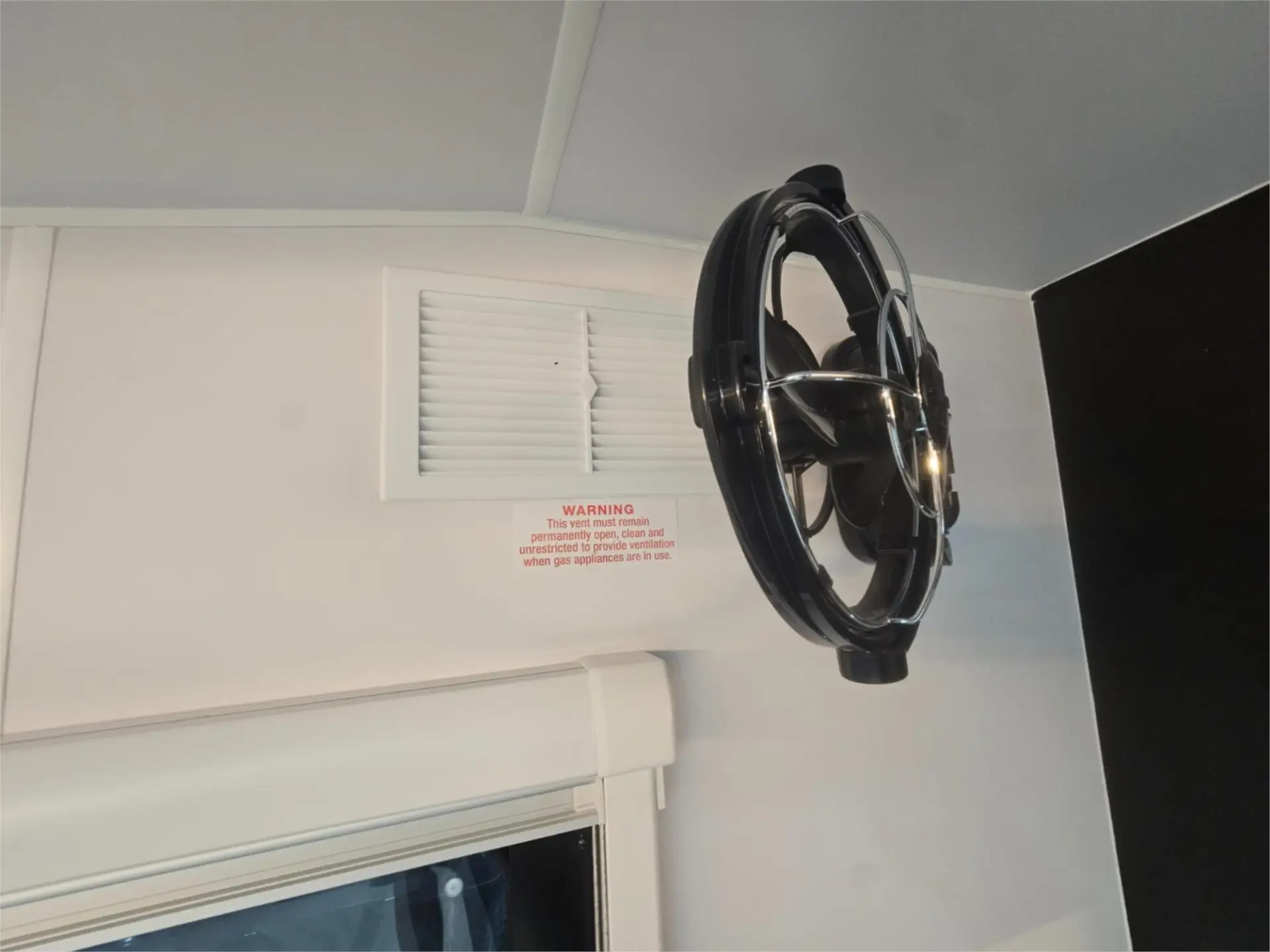 https://media-caravea.syd1.digitaloceanspaces.com/caravans/95EIC16849/exterior-20.webp