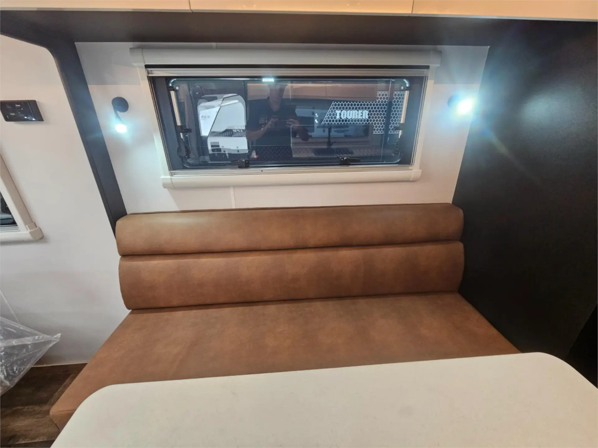 https://media-caravea.syd1.digitaloceanspaces.com/caravans/95EIC16849/exterior-21.webp
