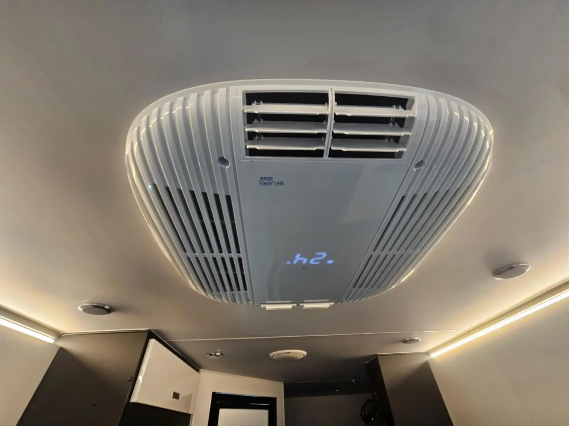 https://media-caravea.syd1.digitaloceanspaces.com/caravans/95EIC16849/exterior-25.webp