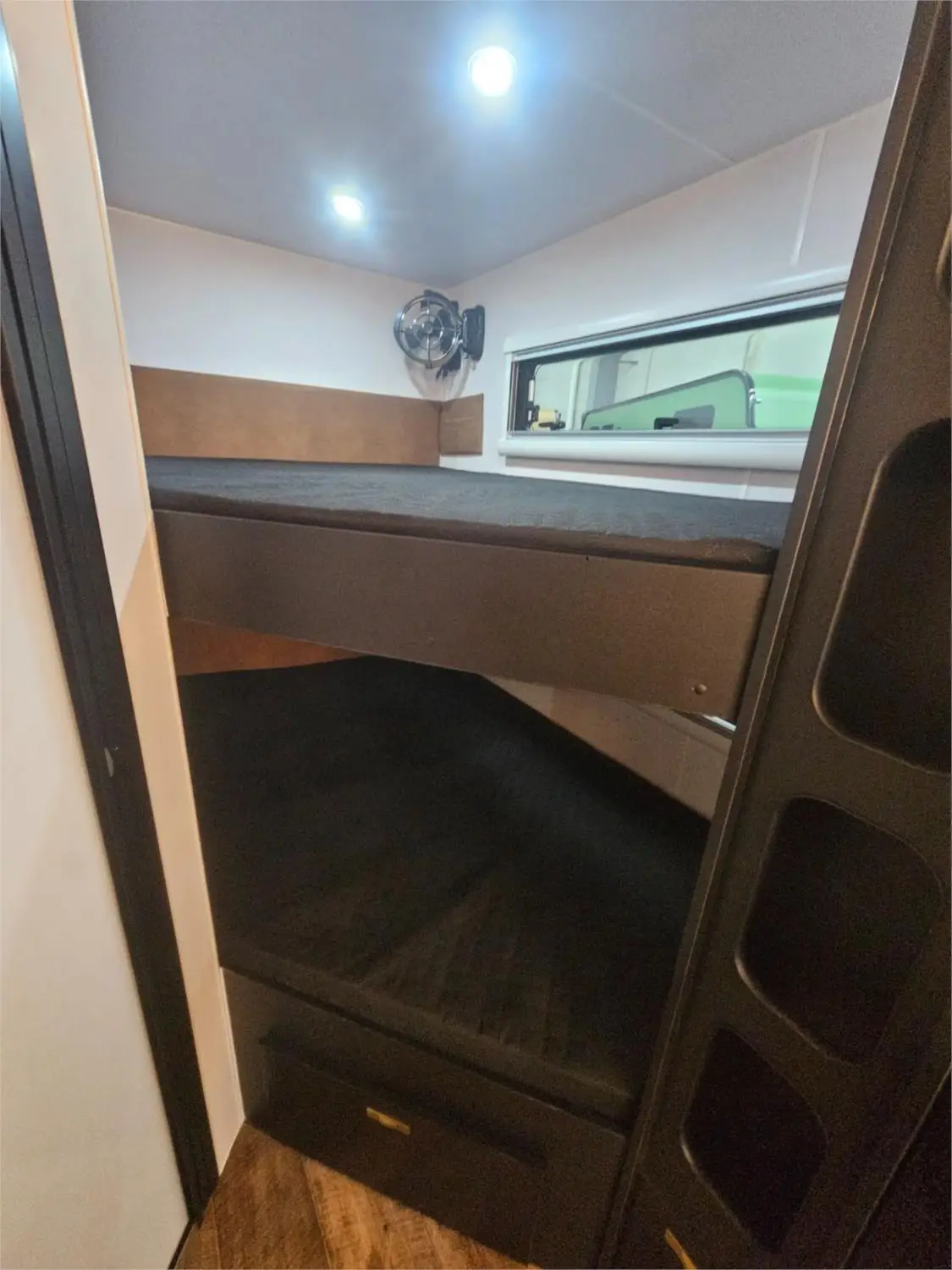 https://media-caravea.syd1.digitaloceanspaces.com/caravans/95EIC16849/exterior-29.webp