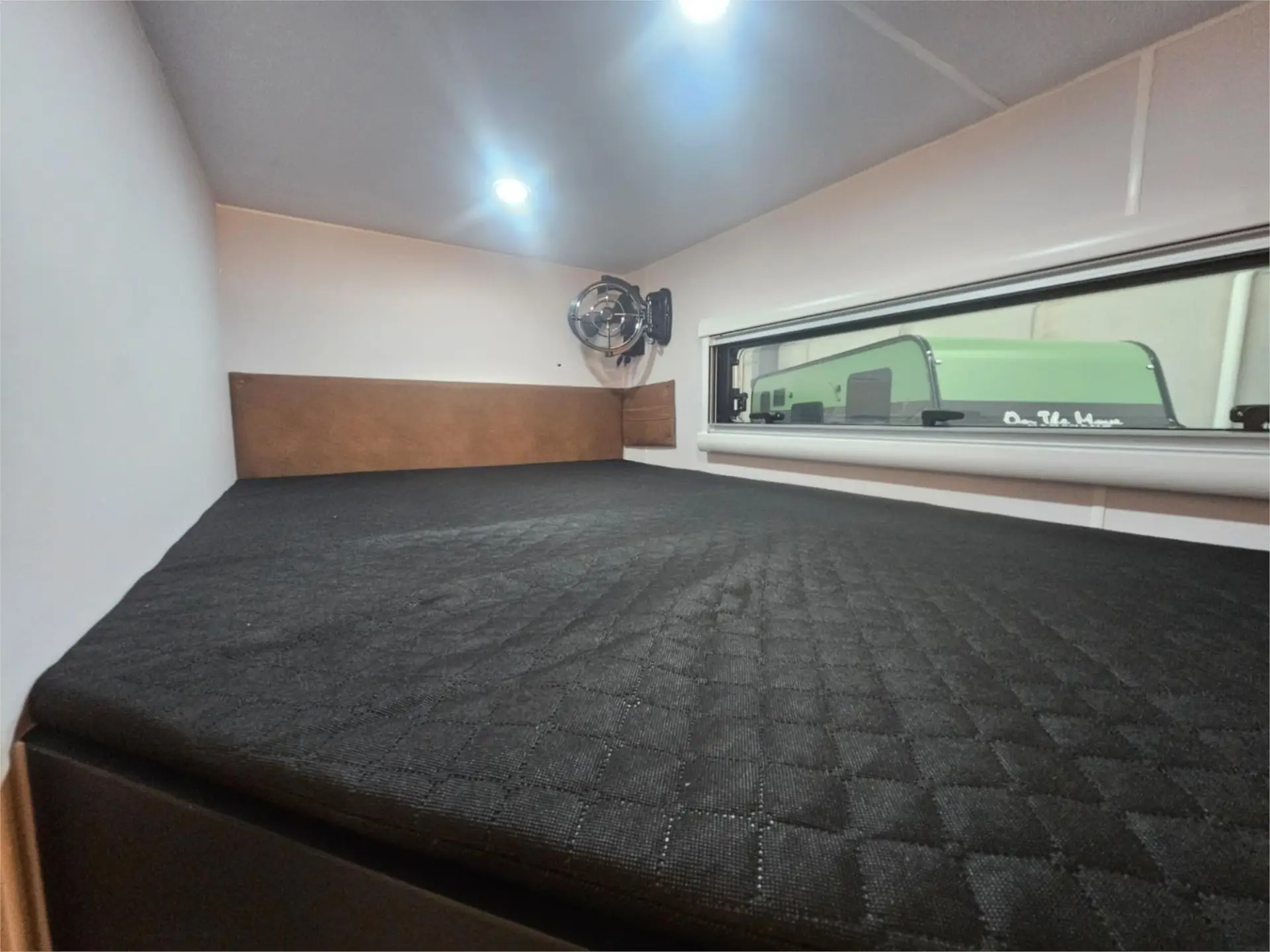 https://media-caravea.syd1.digitaloceanspaces.com/caravans/95EIC16849/exterior-31.webp