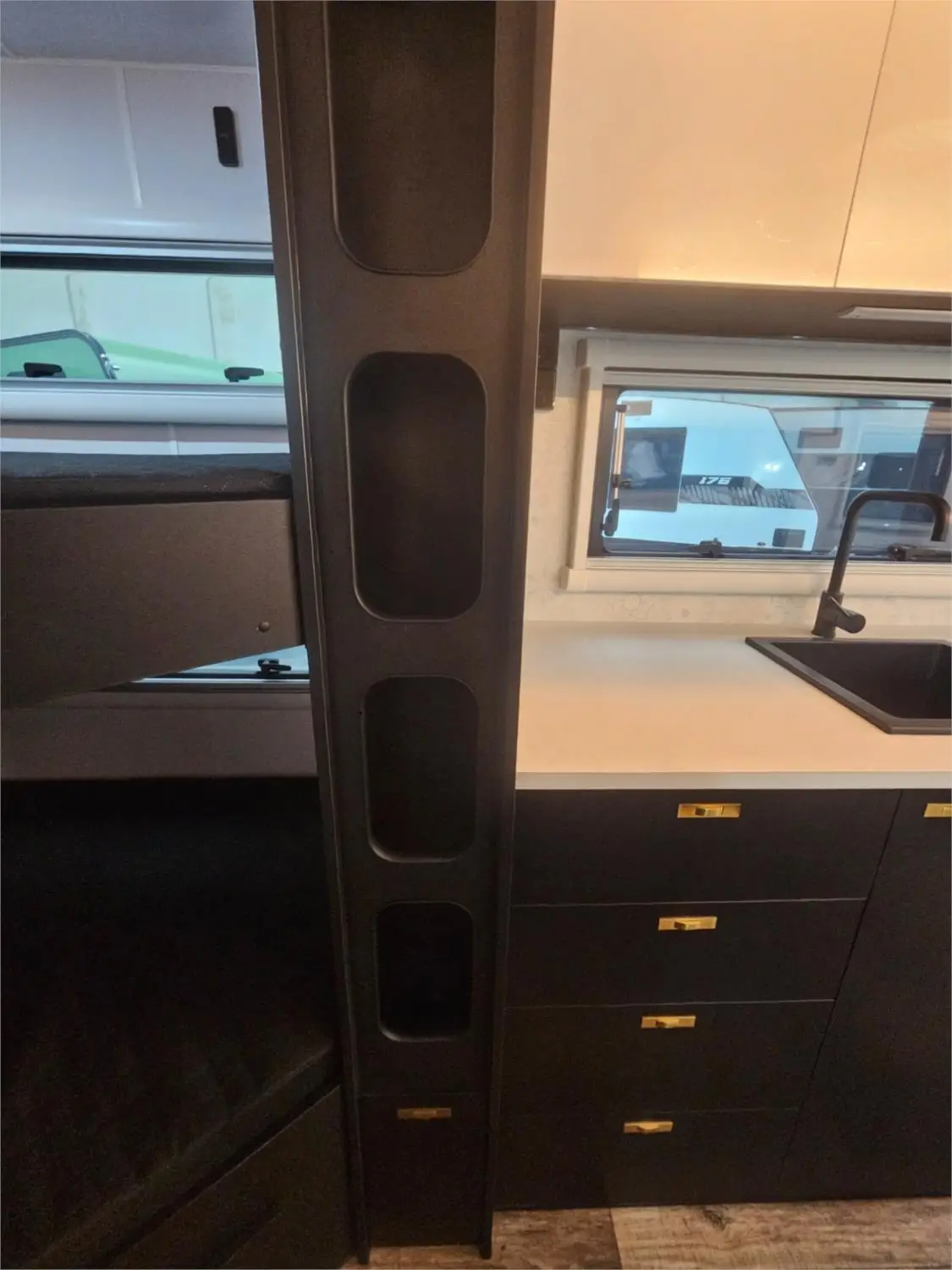 https://media-caravea.syd1.digitaloceanspaces.com/caravans/95EIC16849/exterior-32.webp