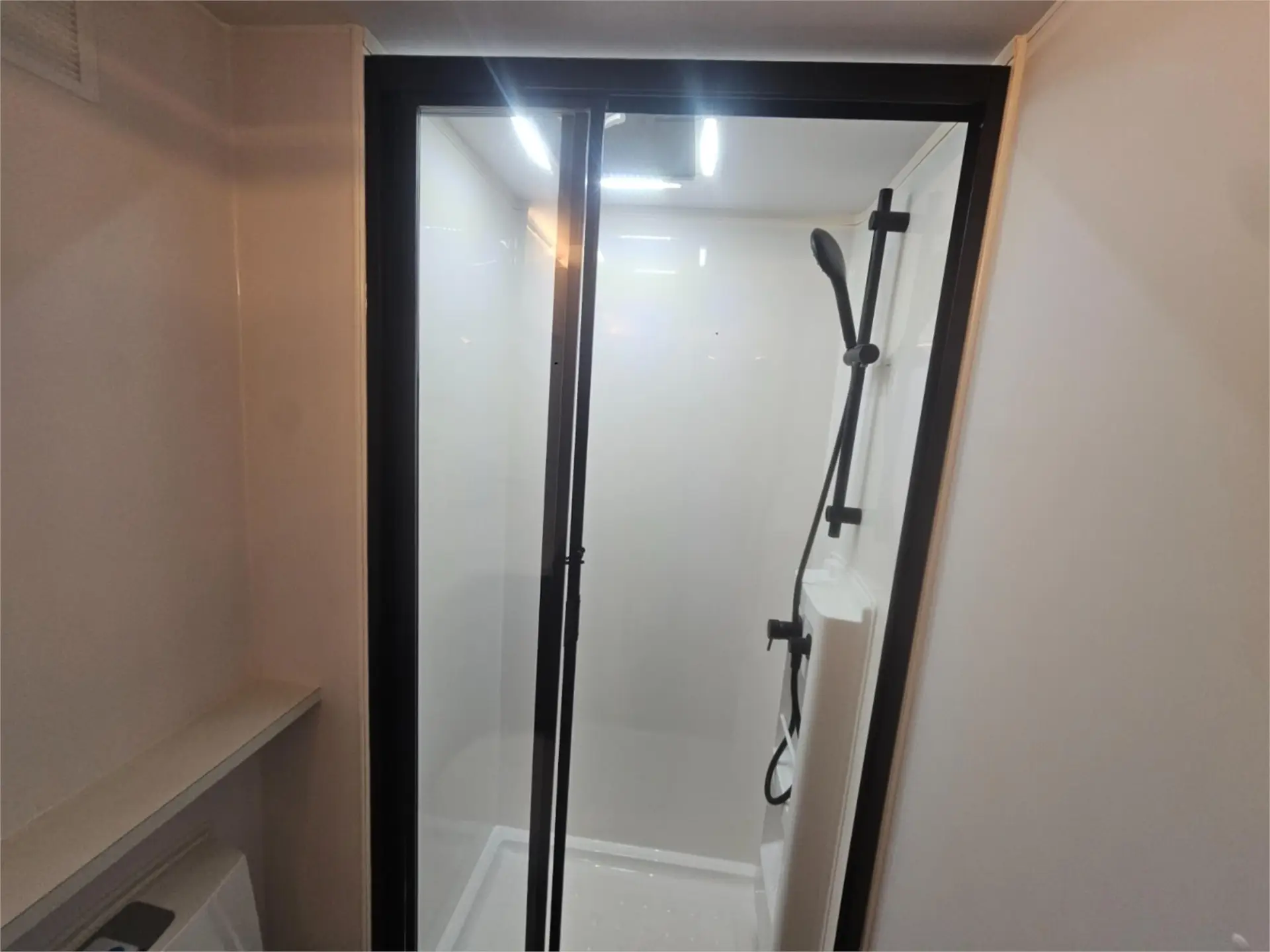 https://media-caravea.syd1.digitaloceanspaces.com/caravans/95EIC16849/exterior-35.webp
