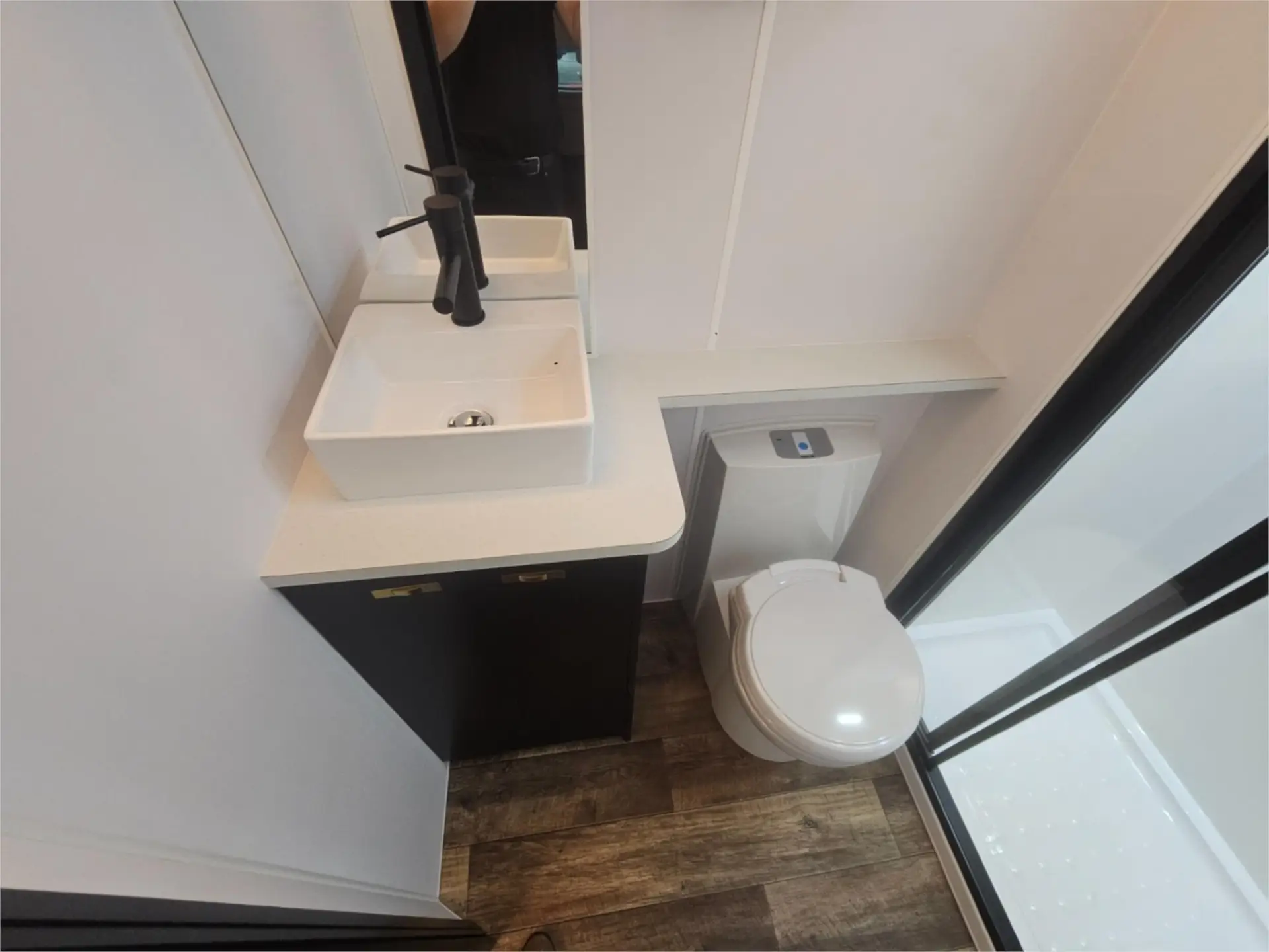 https://media-caravea.syd1.digitaloceanspaces.com/caravans/95EIC16849/exterior-36.webp