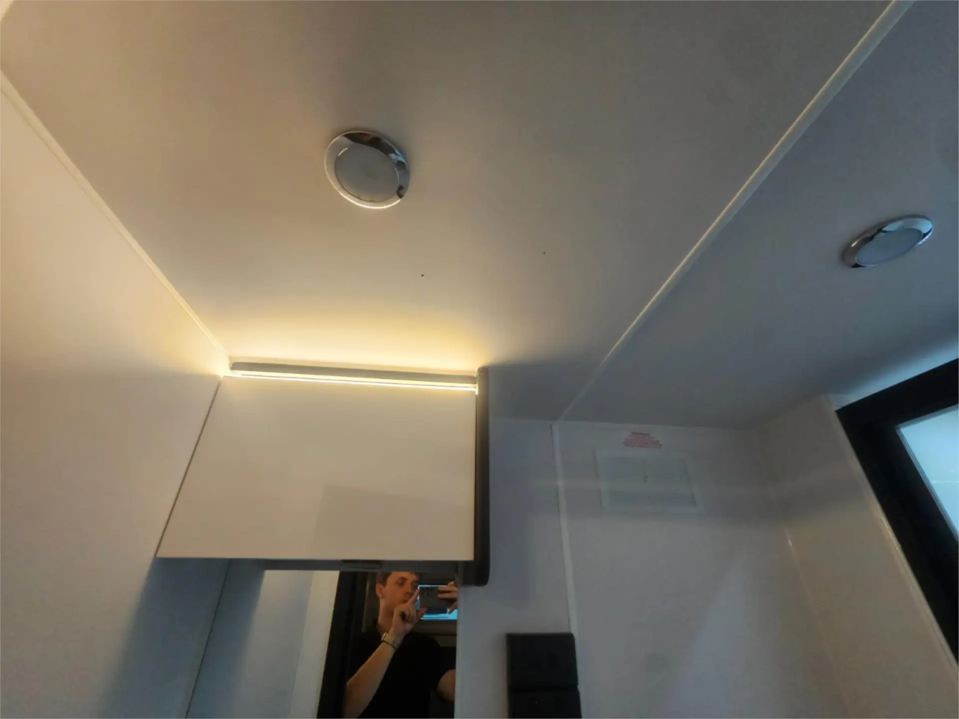 https://media-caravea.syd1.digitaloceanspaces.com/caravans/95EIC16849/exterior-37.webp