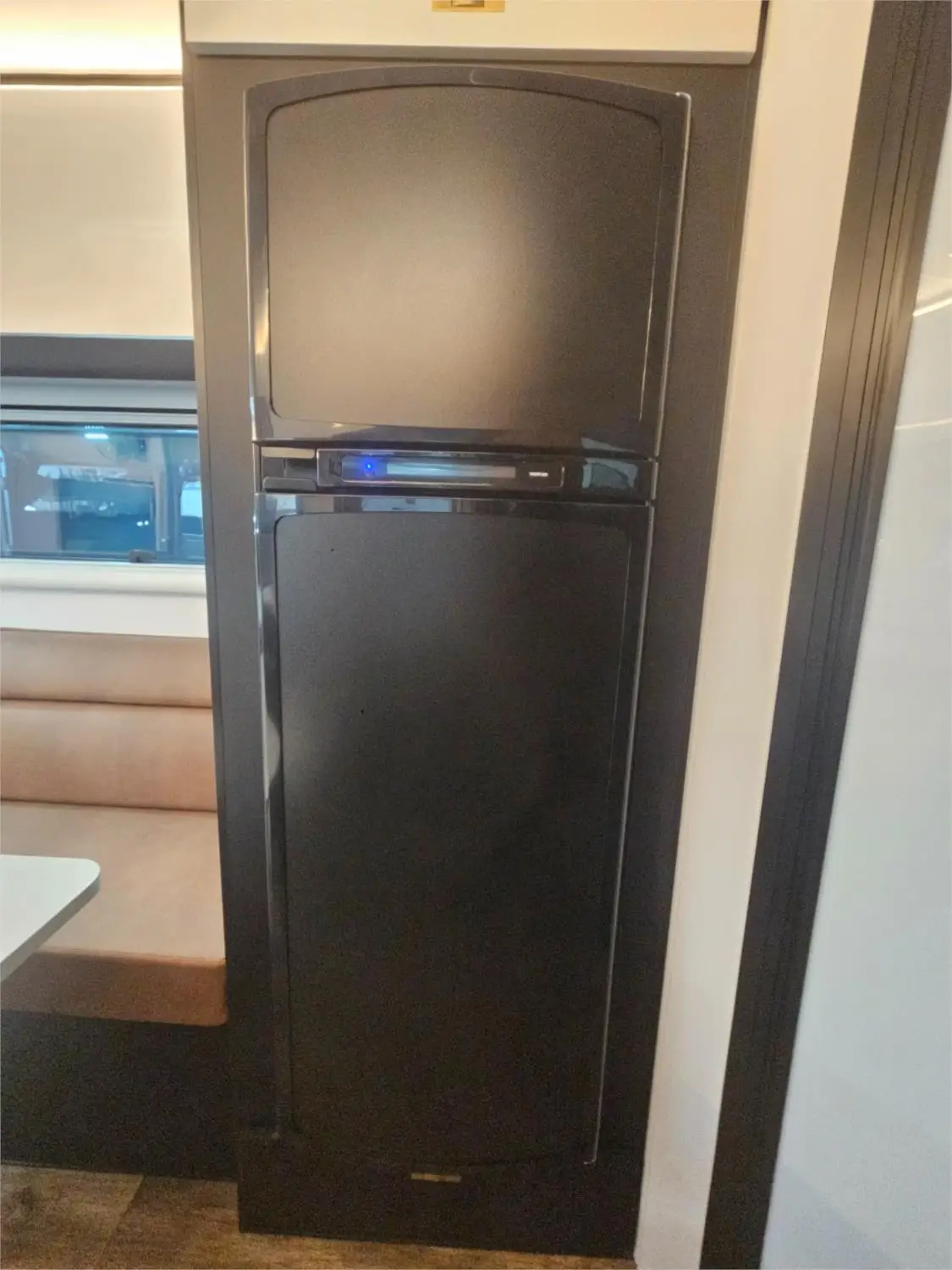 https://media-caravea.syd1.digitaloceanspaces.com/caravans/95EIC16849/exterior-38.webp