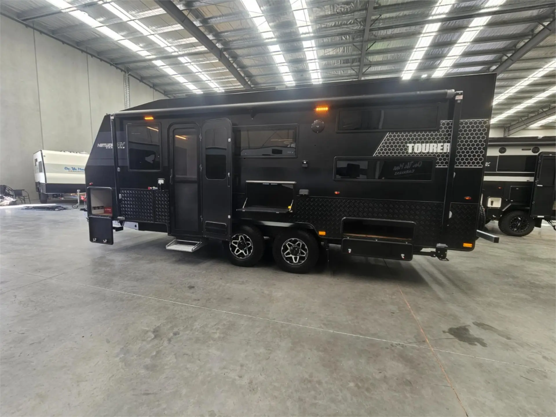 https://media-caravea.syd1.digitaloceanspaces.com/caravans/95EIC16849/exterior-46.webp