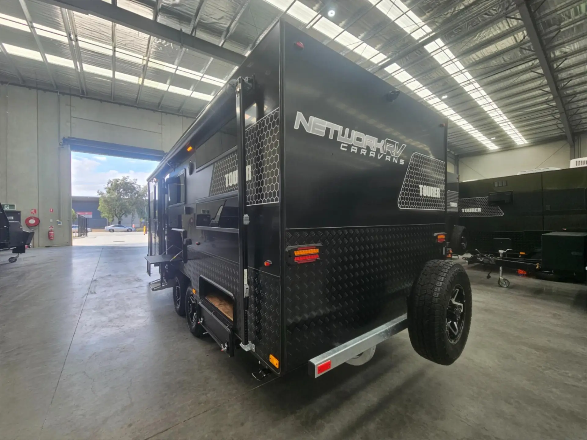 https://media-caravea.syd1.digitaloceanspaces.com/caravans/95EIC16849/exterior-47.webp