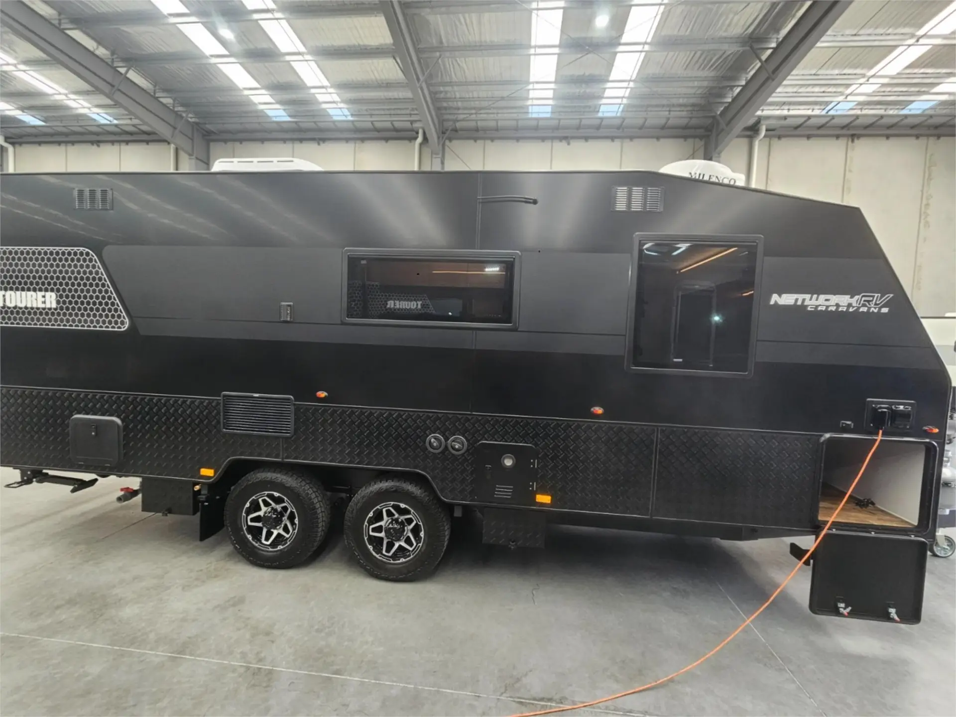 https://media-caravea.syd1.digitaloceanspaces.com/caravans/95EIC16849/exterior-6.webp
