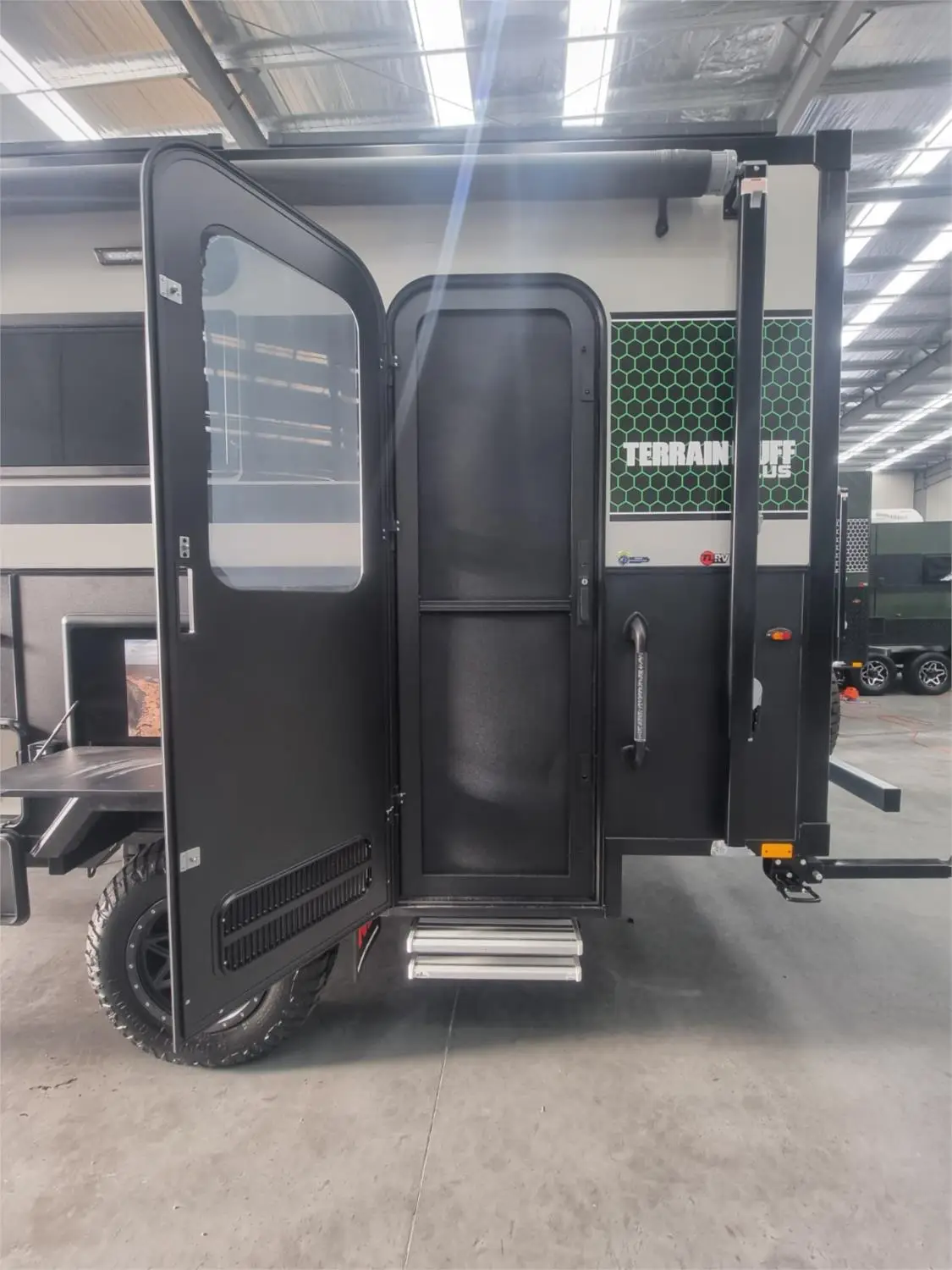 https://media-caravea.syd1.digitaloceanspaces.com/caravans/95EIC19066/exterior-11.webp