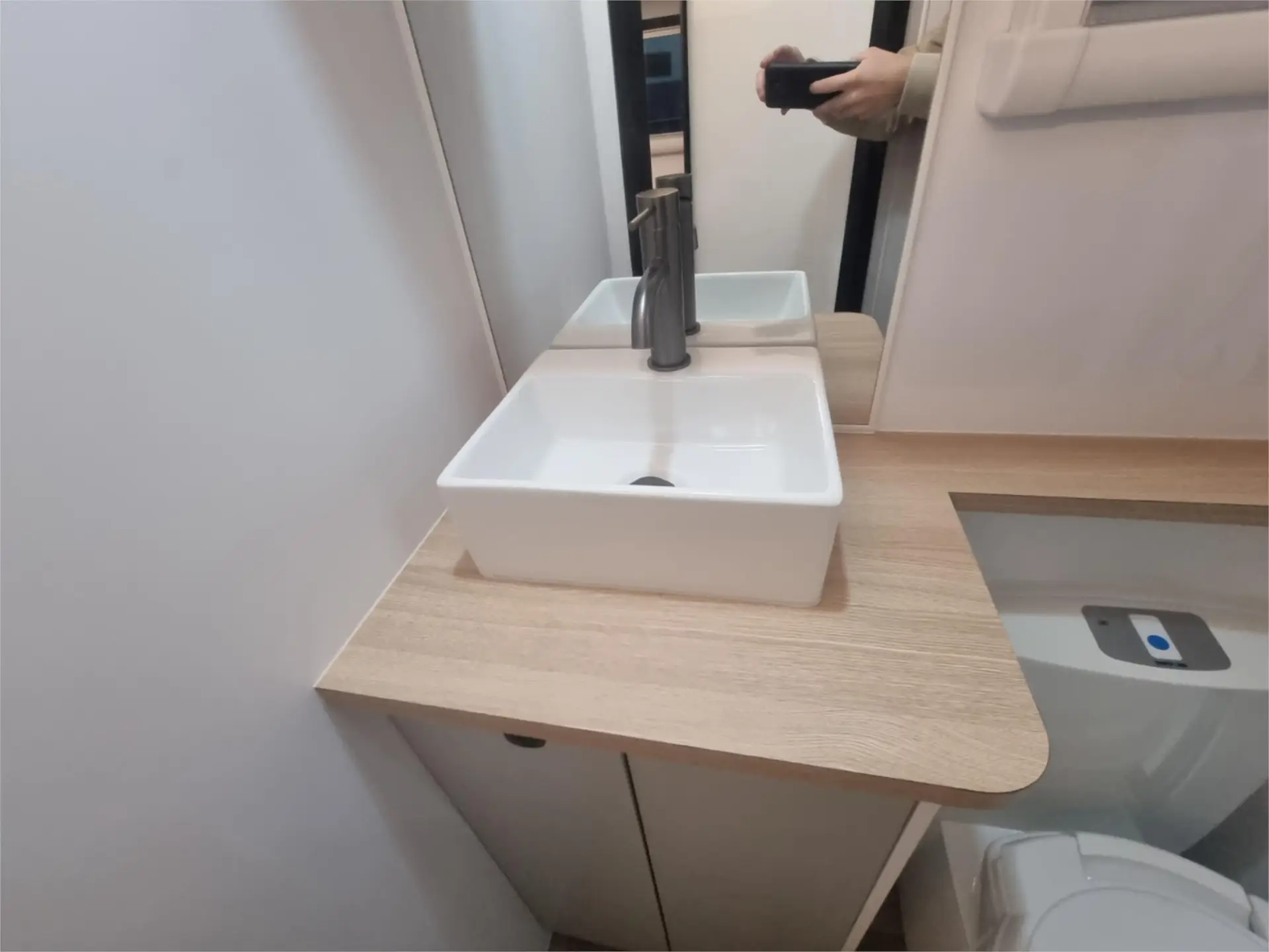 https://media-caravea.syd1.digitaloceanspaces.com/caravans/95EIC19066/exterior-12.webp