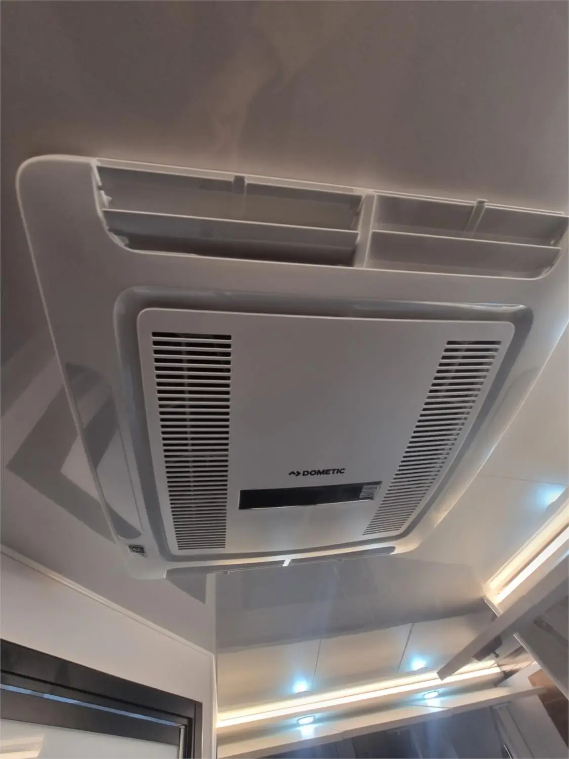 https://media-caravea.syd1.digitaloceanspaces.com/caravans/95EIC19066/exterior-14.webp