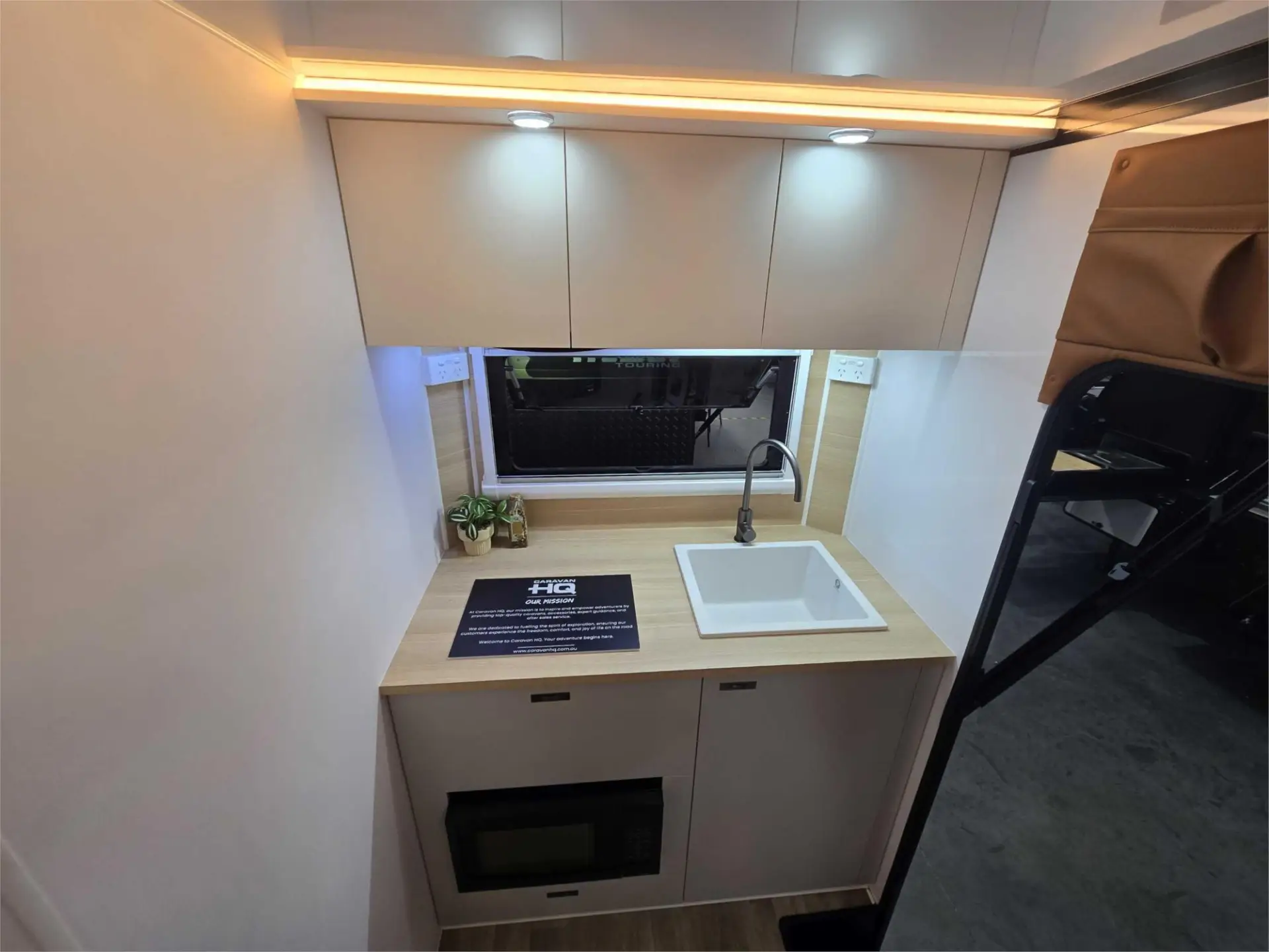 https://media-caravea.syd1.digitaloceanspaces.com/caravans/95EIC19066/exterior-21.webp