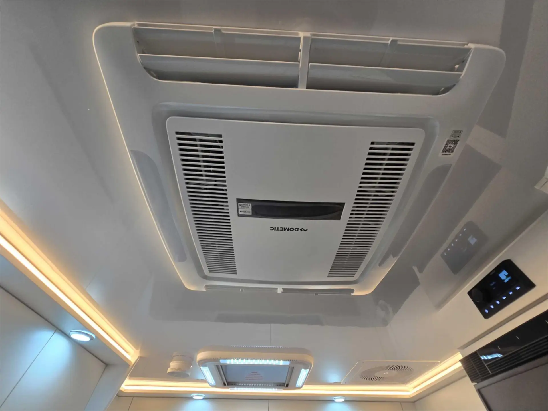 https://media-caravea.syd1.digitaloceanspaces.com/caravans/95EIC19066/exterior-23.webp