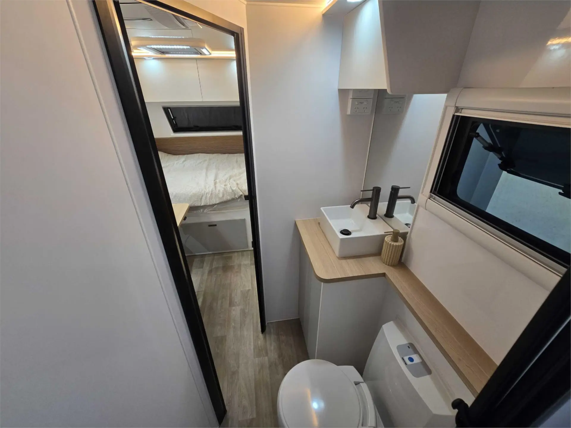 https://media-caravea.syd1.digitaloceanspaces.com/caravans/95EIC19066/exterior-24.webp