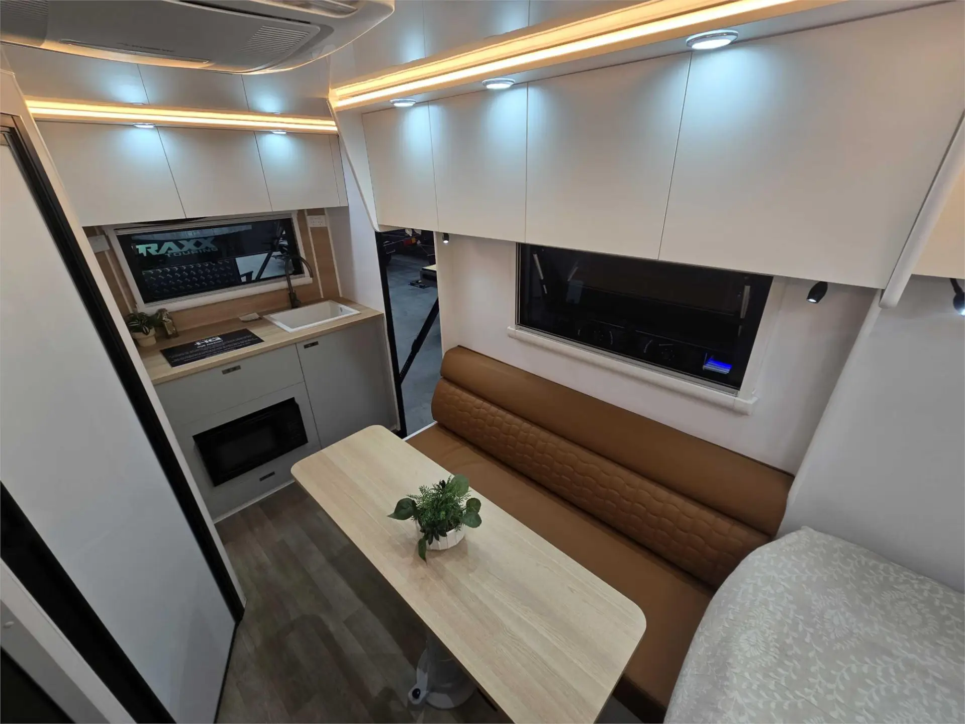 https://media-caravea.syd1.digitaloceanspaces.com/caravans/95EIC19066/exterior-27.webp