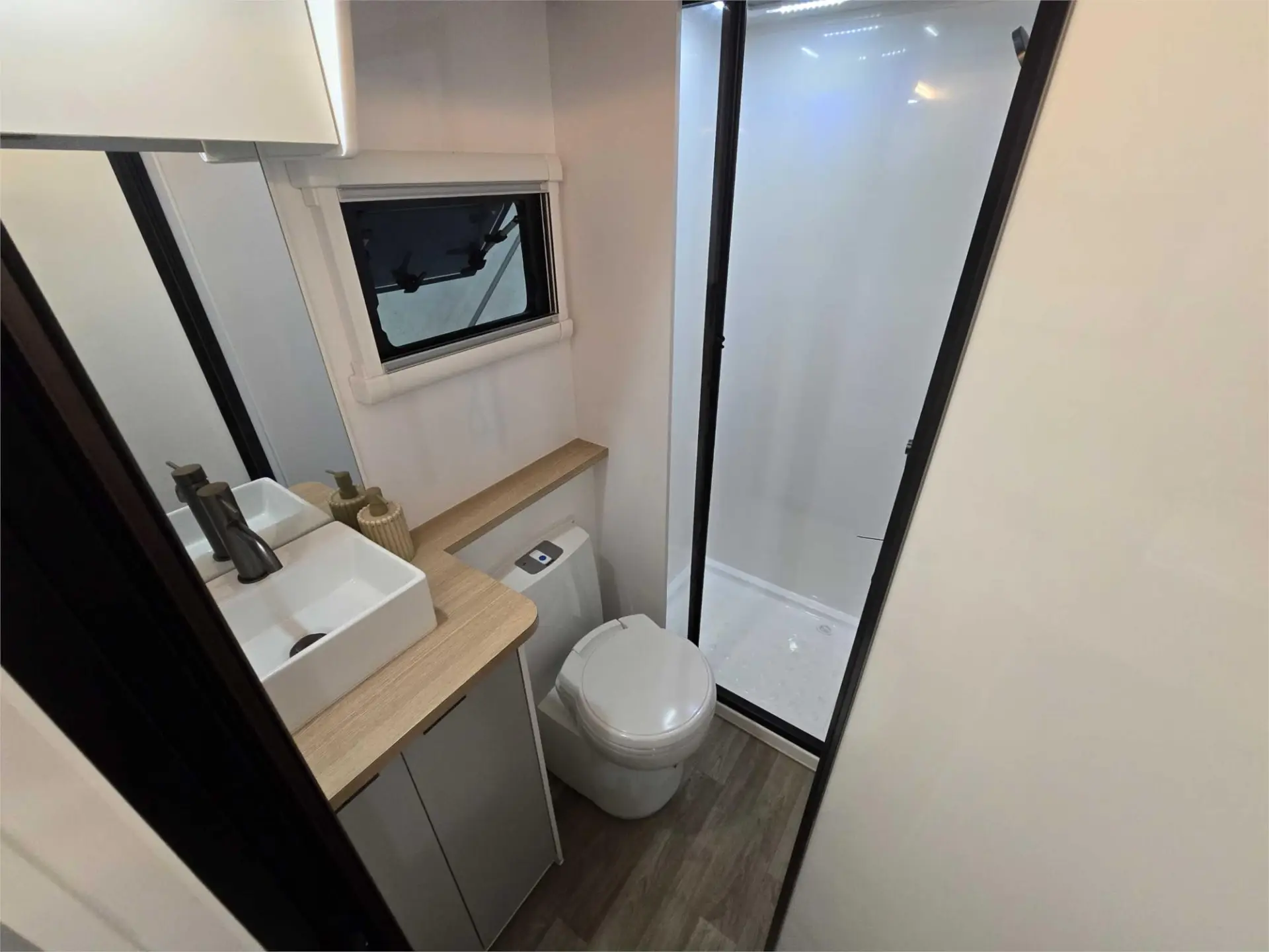 https://media-caravea.syd1.digitaloceanspaces.com/caravans/95EIC19066/exterior-28.webp