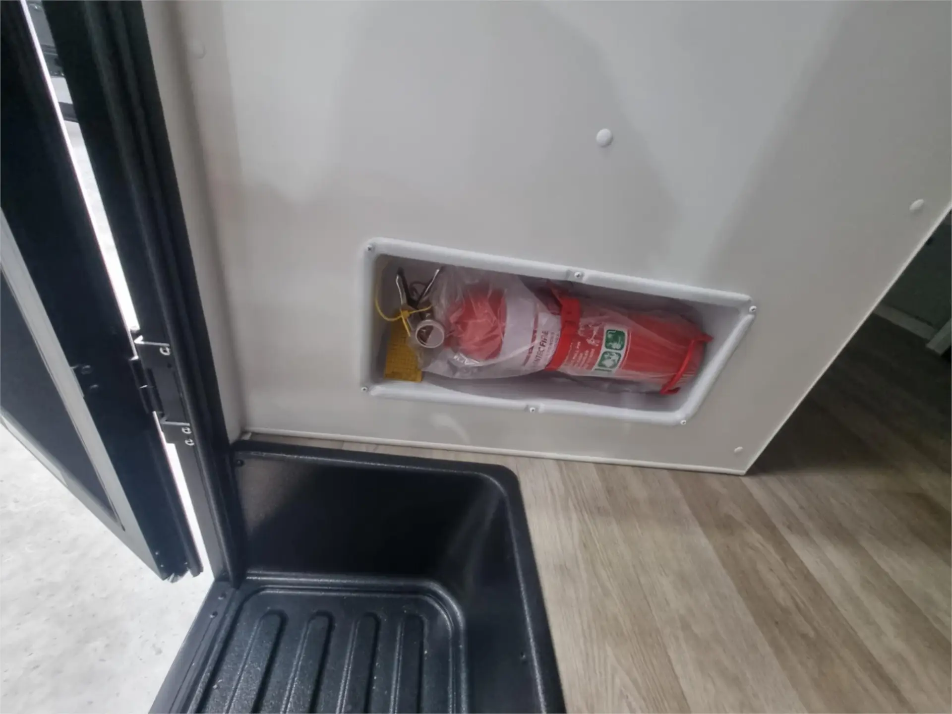 https://media-caravea.syd1.digitaloceanspaces.com/caravans/95EIC19066/exterior-3.webp