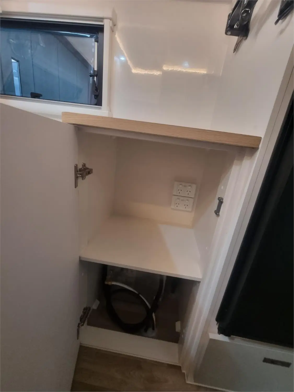 https://media-caravea.syd1.digitaloceanspaces.com/caravans/95EIC19066/exterior-6.webp