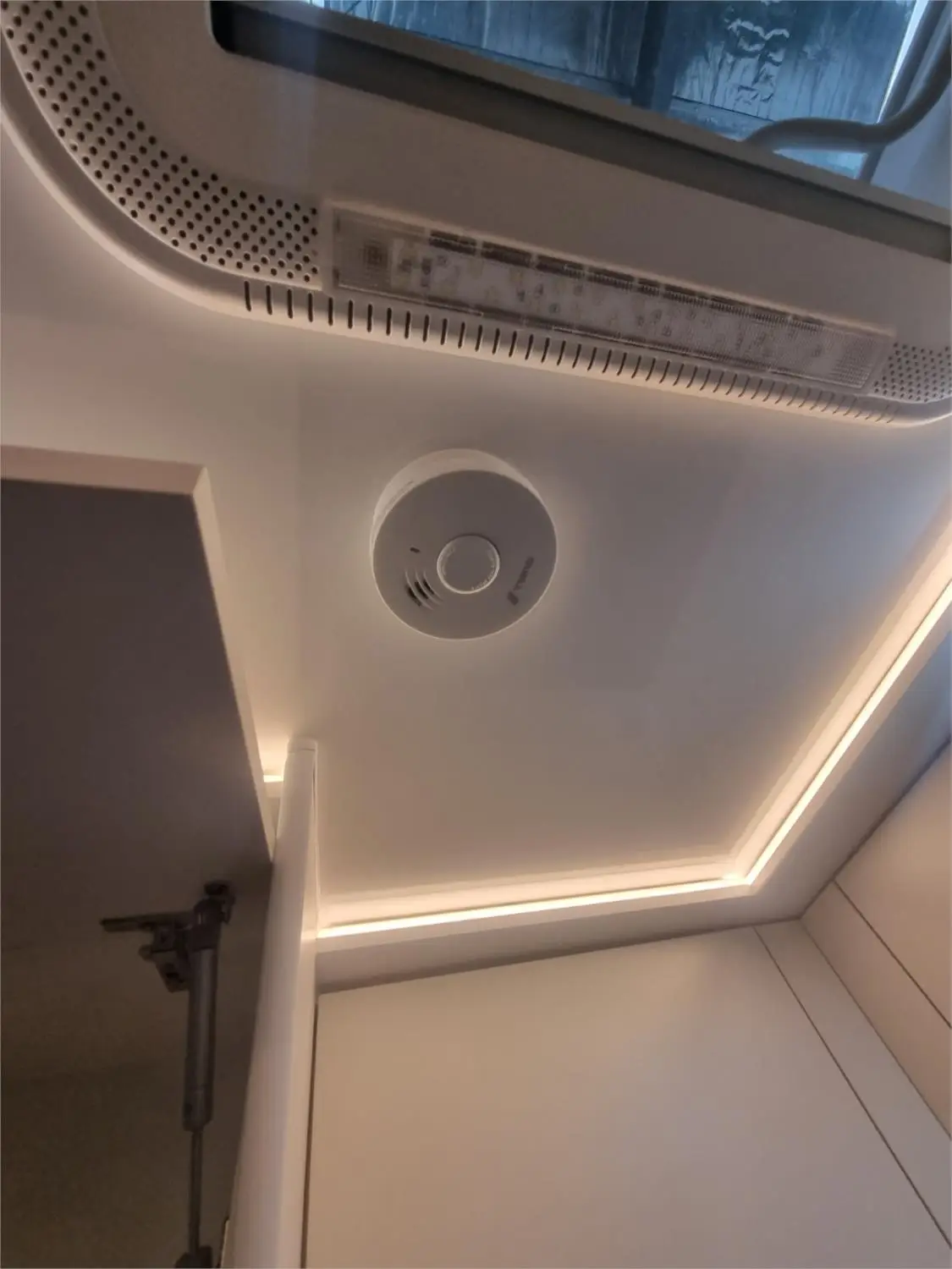https://media-caravea.syd1.digitaloceanspaces.com/caravans/95EIC19066/exterior-9.webp