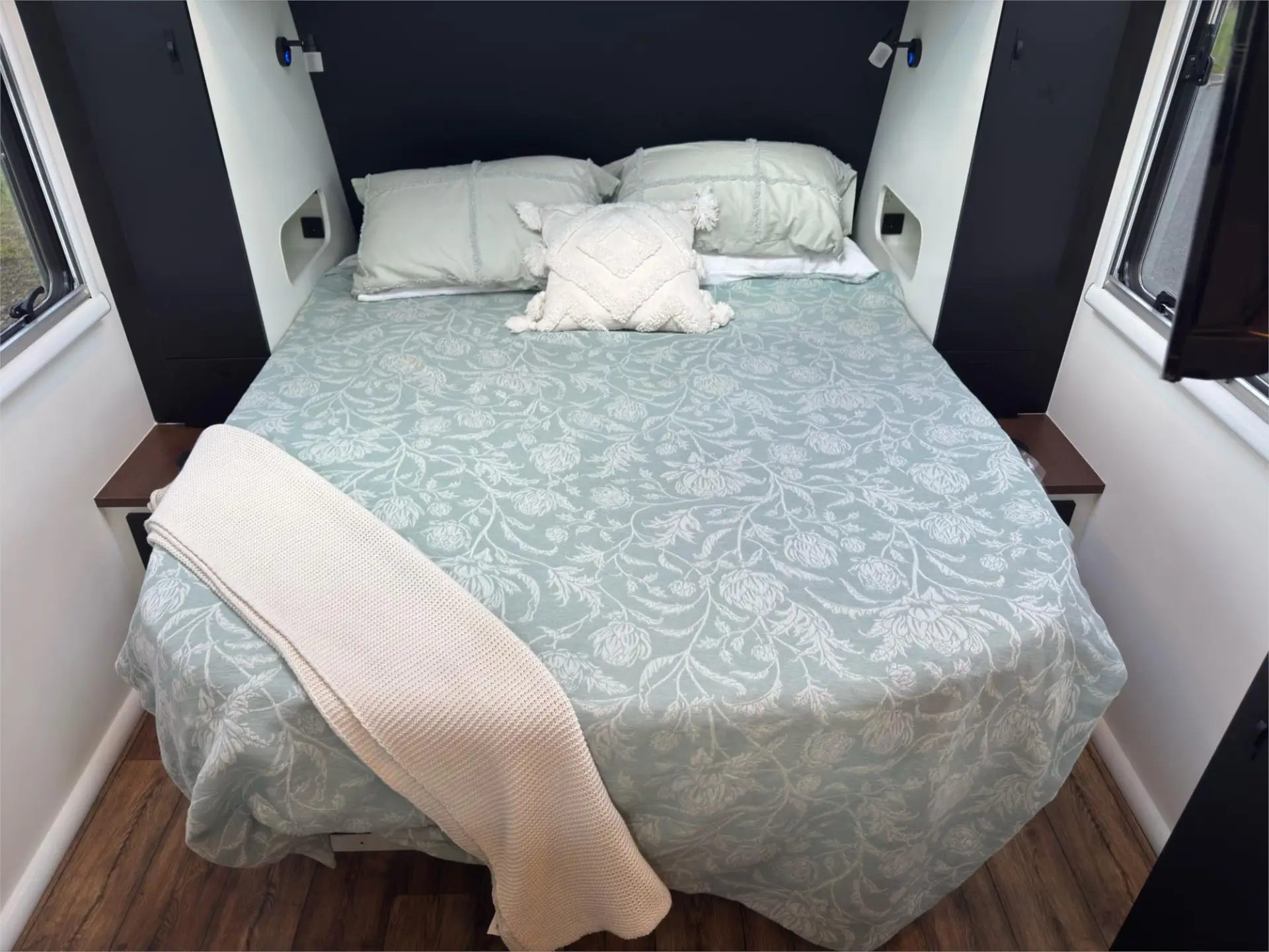 https://media-caravea.syd1.digitaloceanspaces.com/caravans/95EIC19680/exterior-64.webp