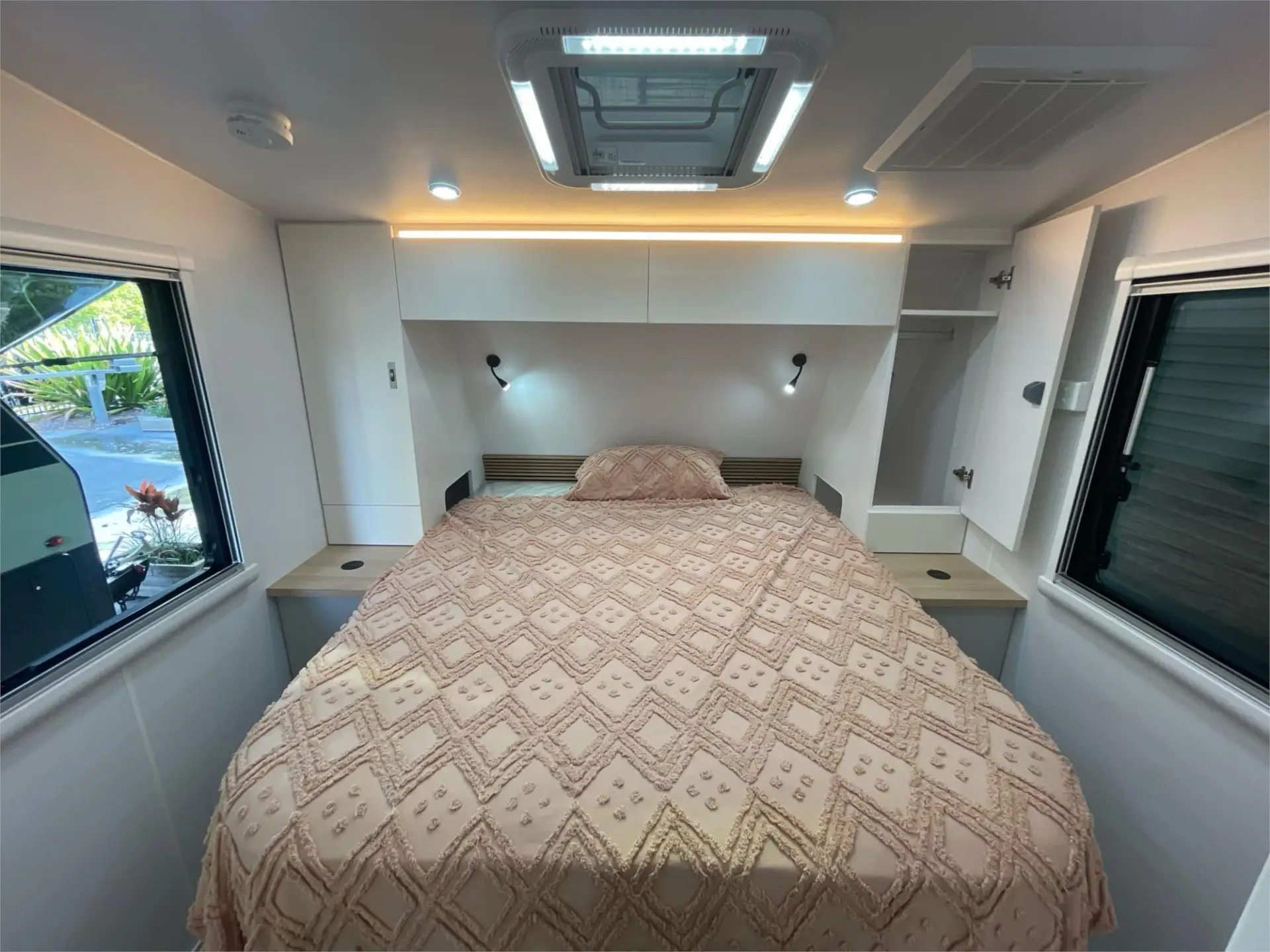 https://media-caravea.syd1.digitaloceanspaces.com/caravans/95EIC19975/exterior-1.webp