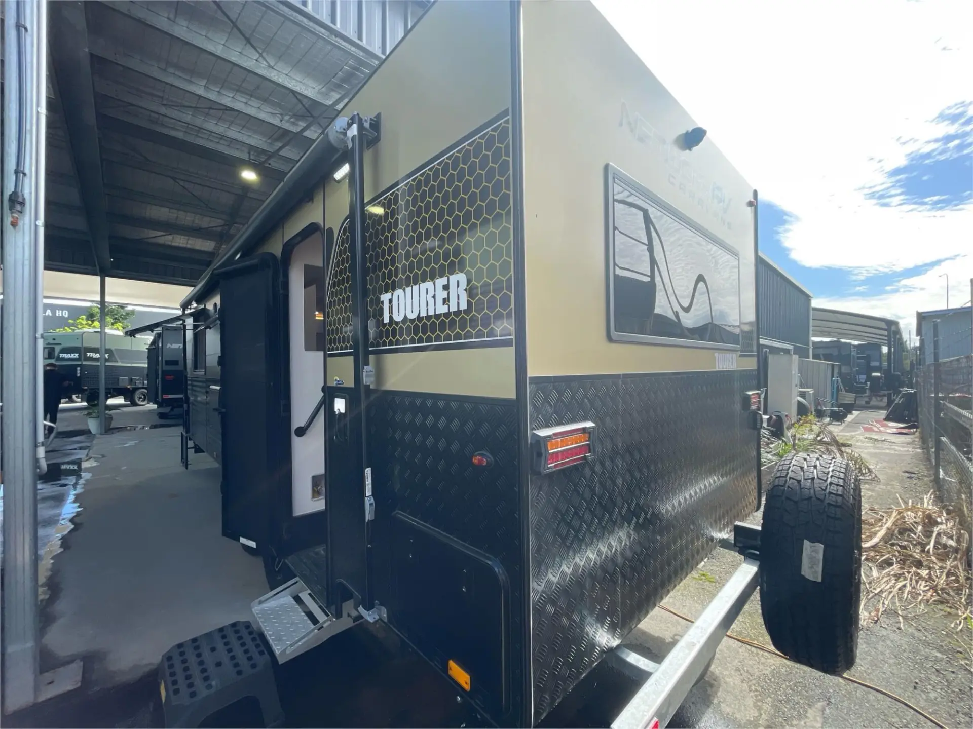 https://media-caravea.syd1.digitaloceanspaces.com/caravans/95EIC19975/exterior-10.webp