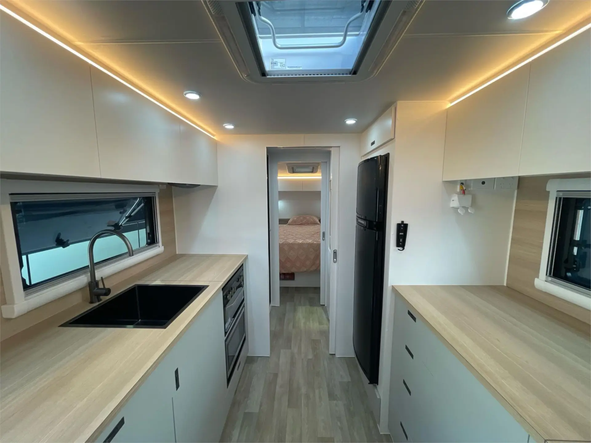 https://media-caravea.syd1.digitaloceanspaces.com/caravans/95EIC19975/exterior-11.webp