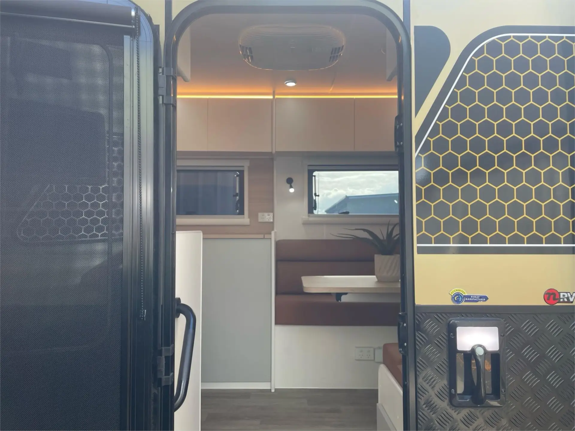 https://media-caravea.syd1.digitaloceanspaces.com/caravans/95EIC19975/exterior-12.webp