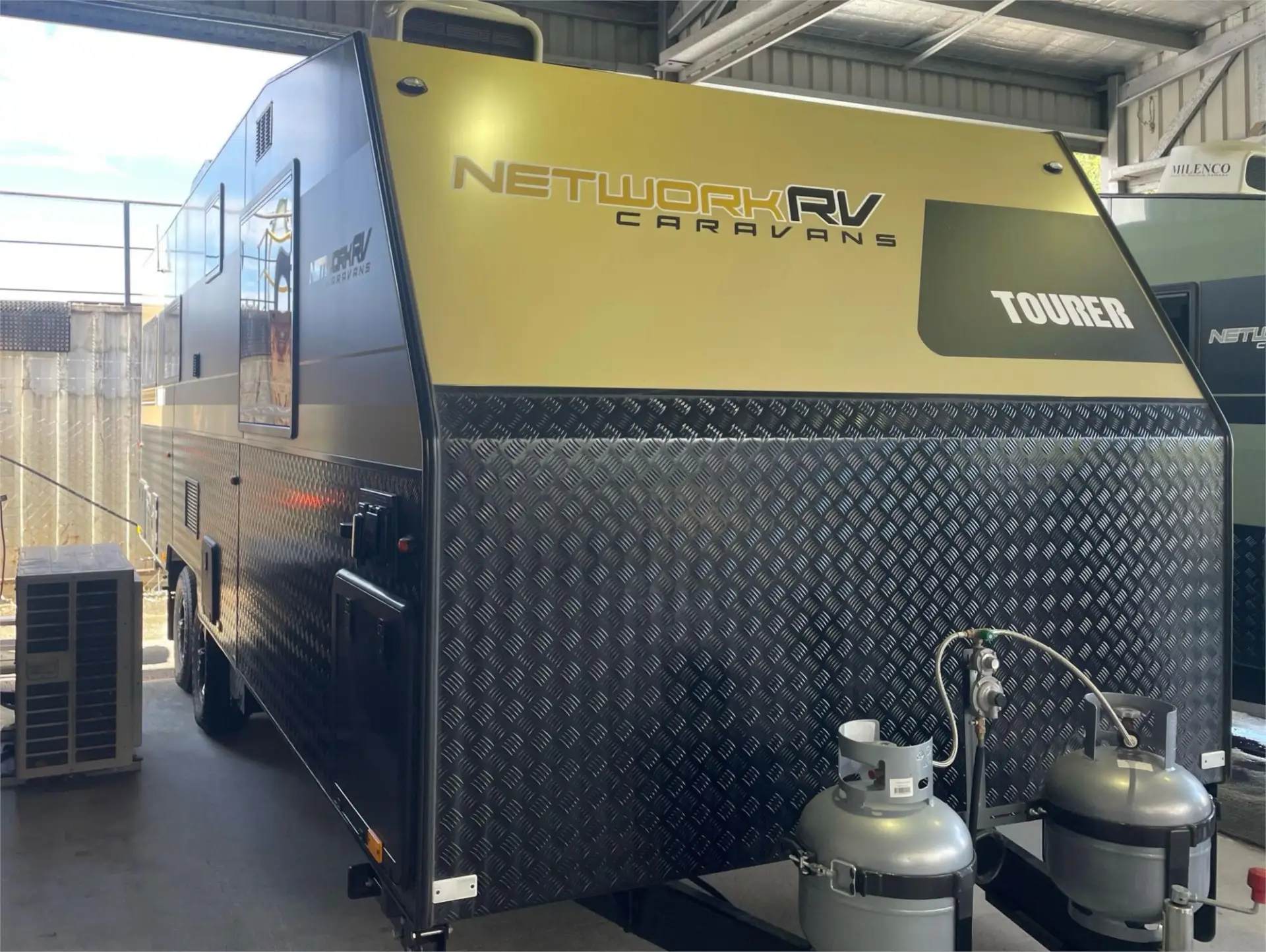 https://media-caravea.syd1.digitaloceanspaces.com/caravans/95EIC19975/exterior-13.webp