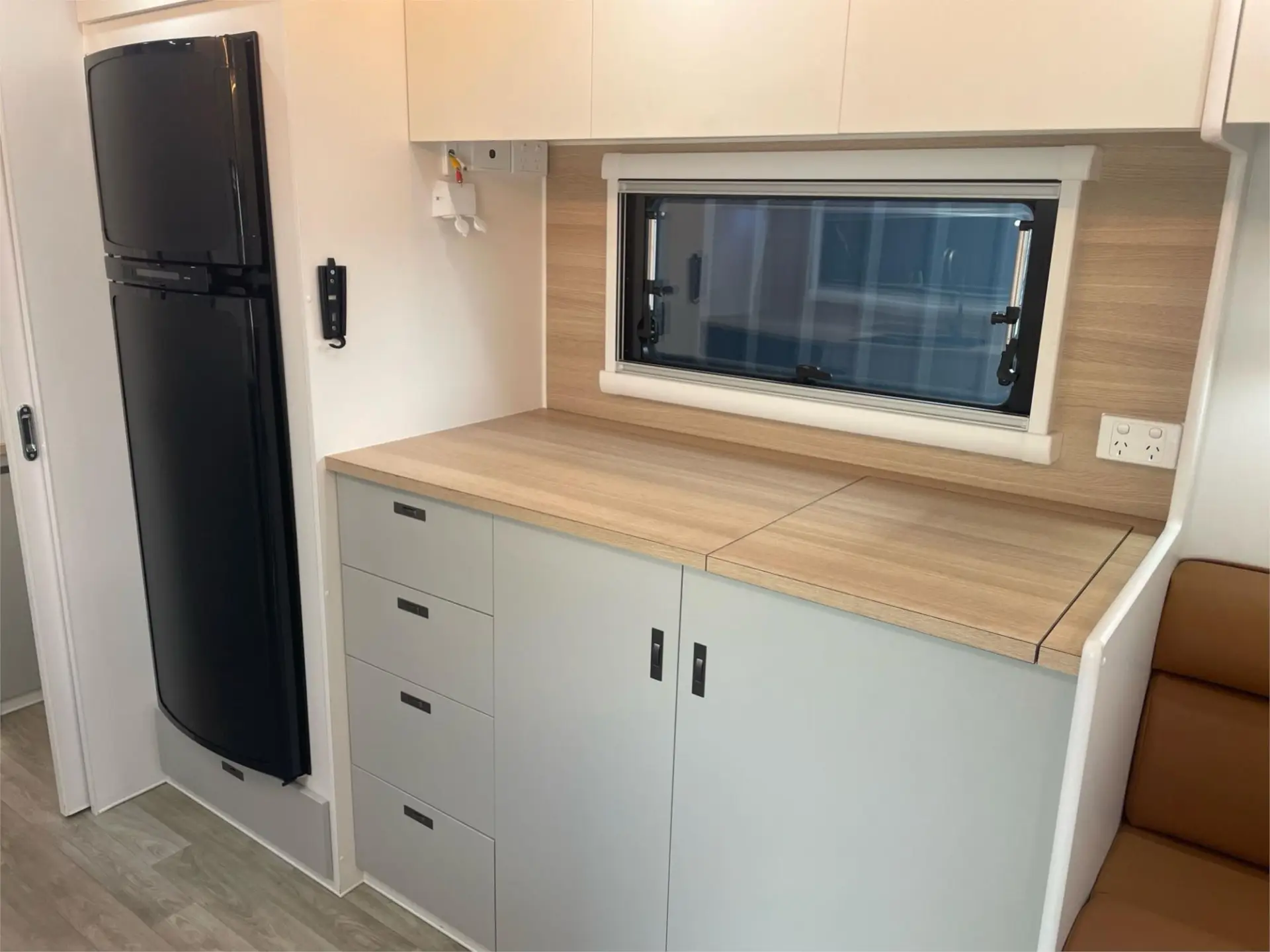 https://media-caravea.syd1.digitaloceanspaces.com/caravans/95EIC19975/exterior-16.webp