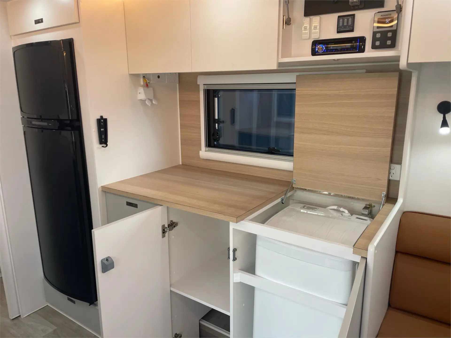 https://media-caravea.syd1.digitaloceanspaces.com/caravans/95EIC19975/exterior-17.webp