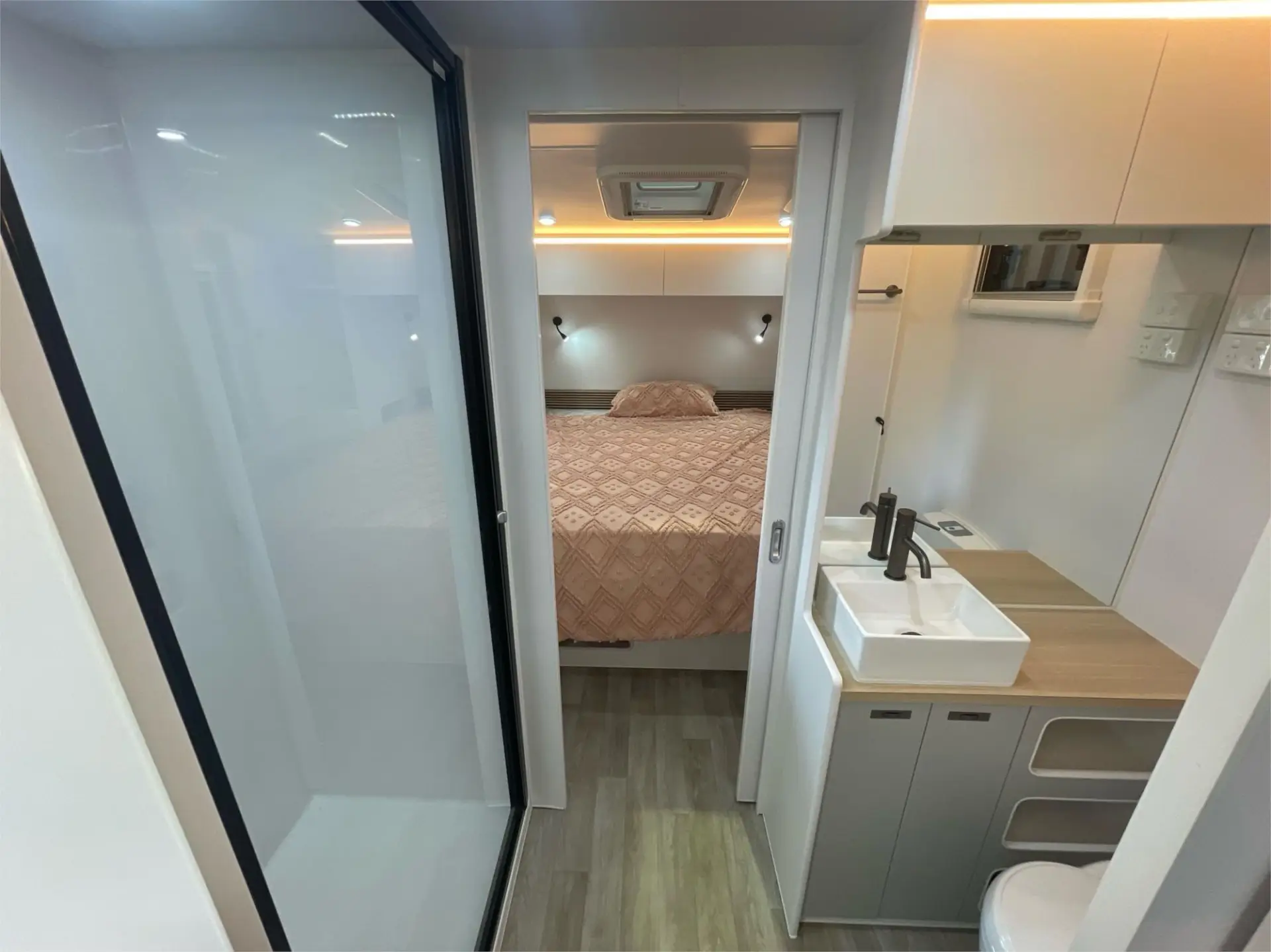 https://media-caravea.syd1.digitaloceanspaces.com/caravans/95EIC19975/exterior-18.webp