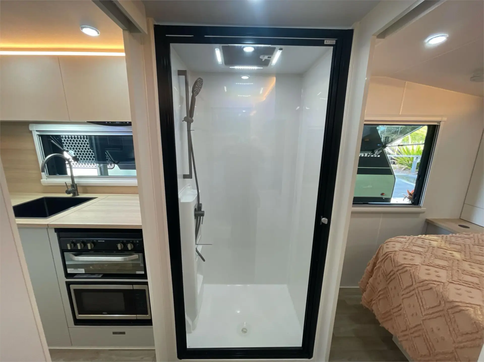 https://media-caravea.syd1.digitaloceanspaces.com/caravans/95EIC19975/exterior-19.webp