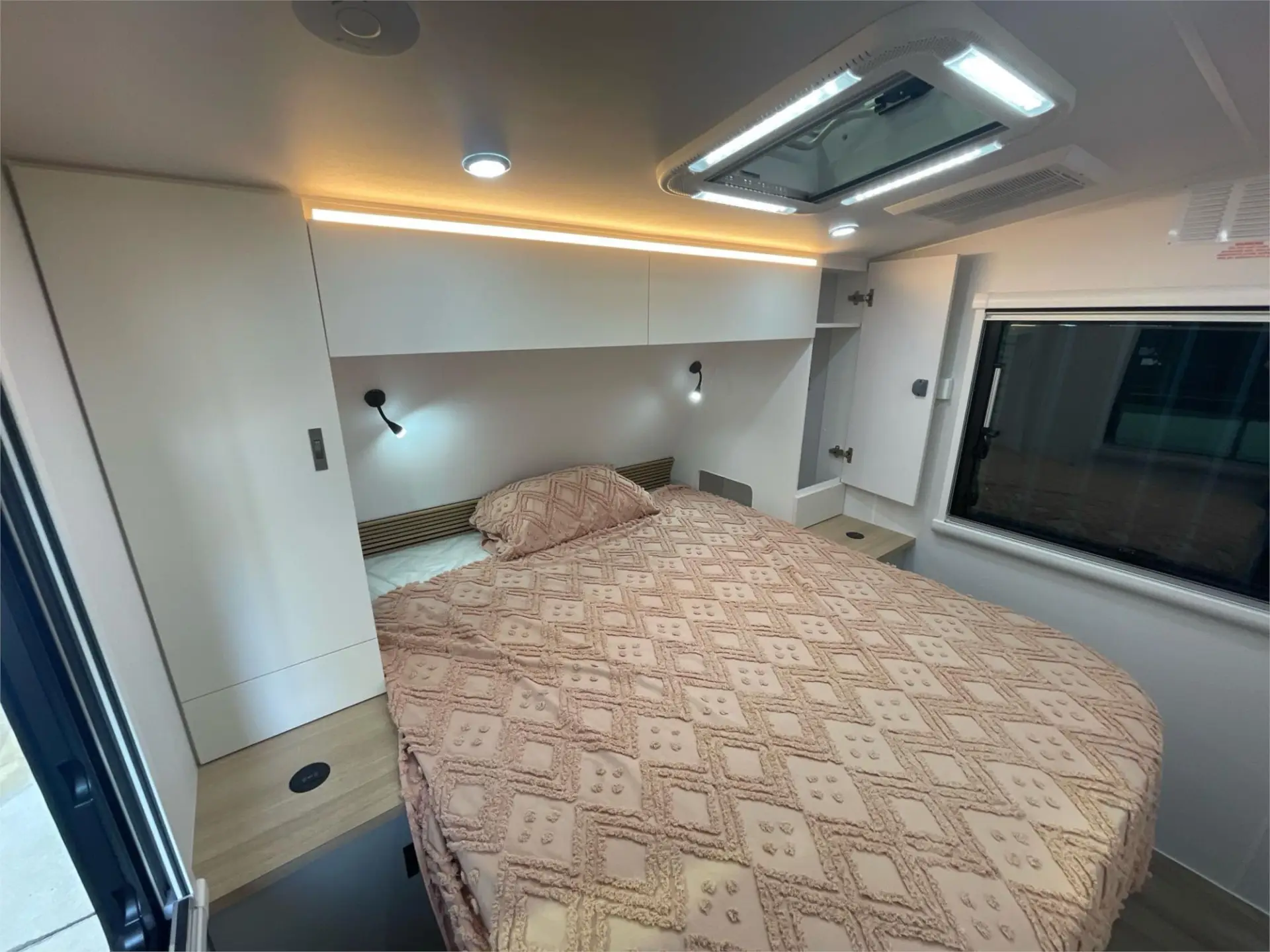 https://media-caravea.syd1.digitaloceanspaces.com/caravans/95EIC19975/exterior-2.webp
