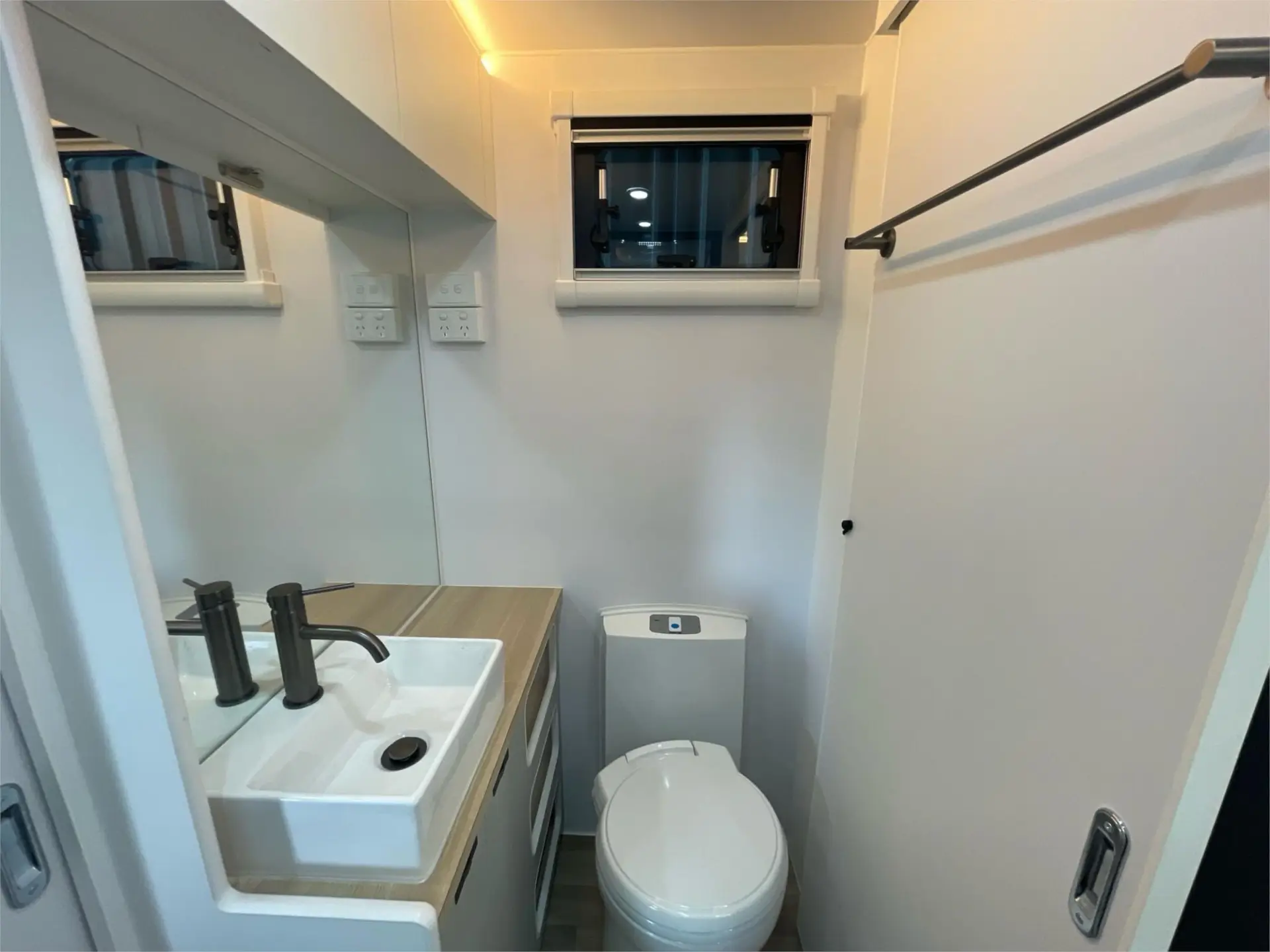 https://media-caravea.syd1.digitaloceanspaces.com/caravans/95EIC19975/exterior-20.webp