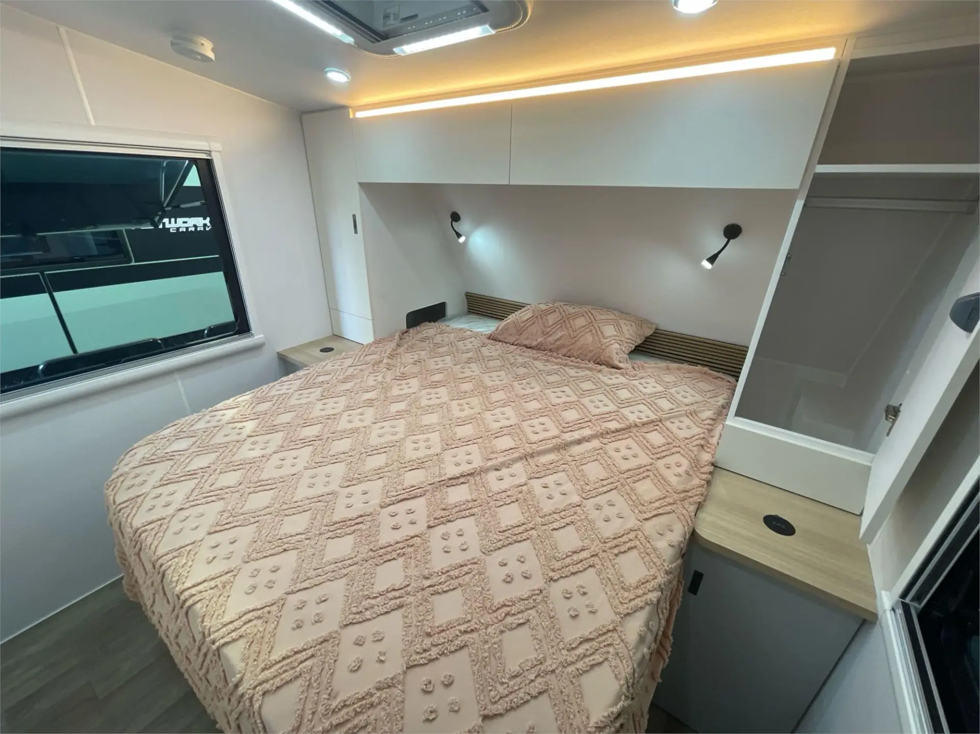 https://media-caravea.syd1.digitaloceanspaces.com/caravans/95EIC19975/exterior-3.webp