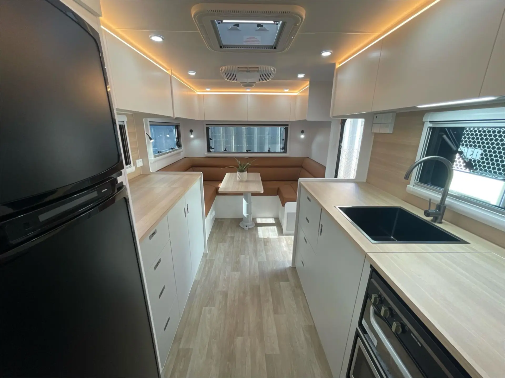 https://media-caravea.syd1.digitaloceanspaces.com/caravans/95EIC19975/exterior-5.webp