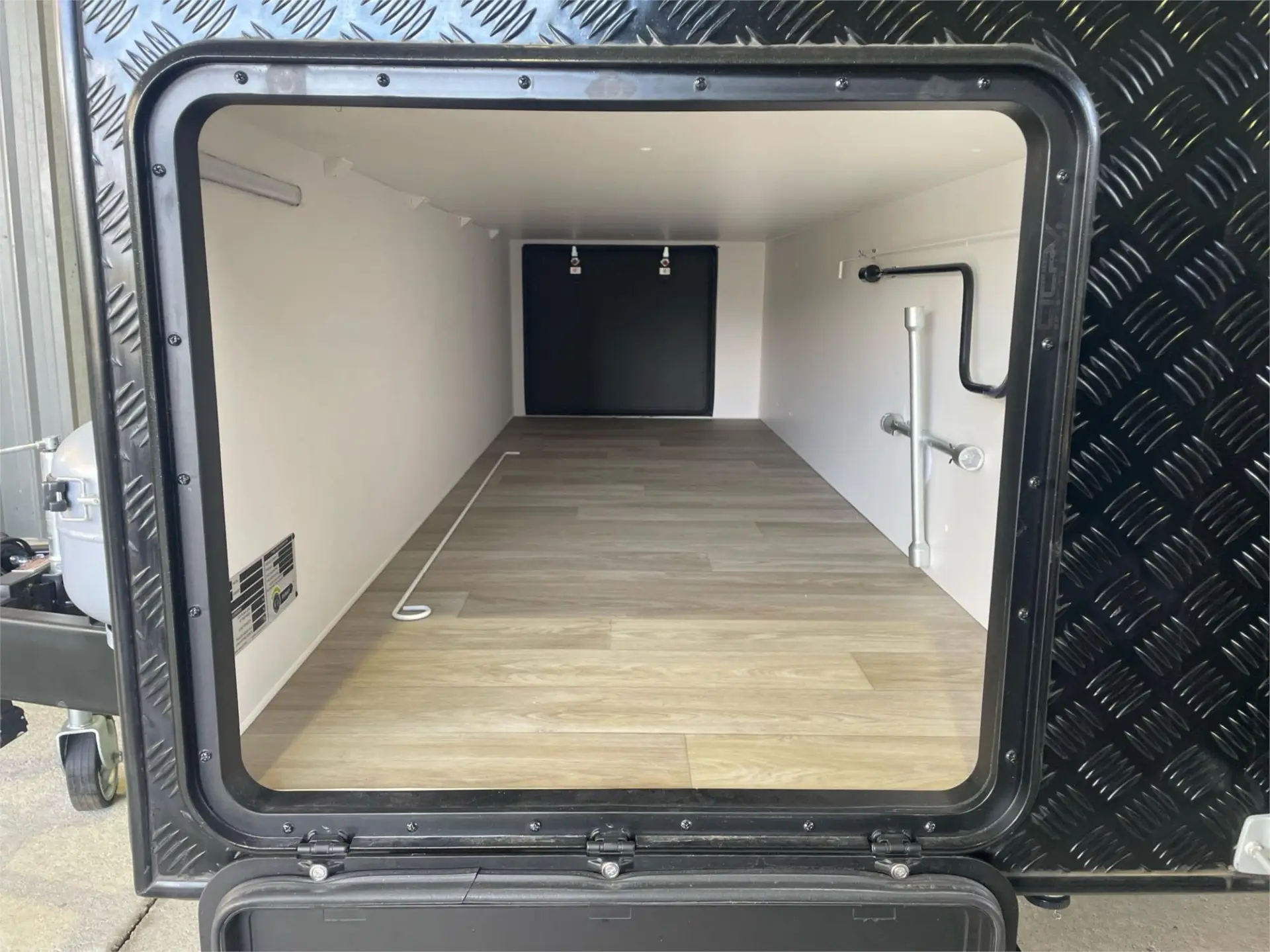 https://media-caravea.syd1.digitaloceanspaces.com/caravans/95EIC19975/exterior-6.webp